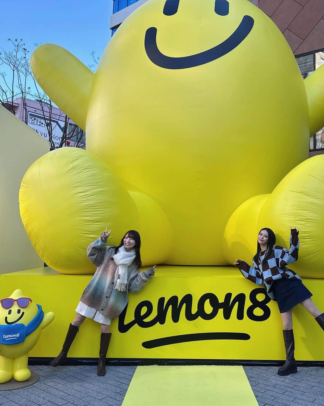 木下ひなこさんのインスタグラム写真 - (木下ひなこInstagram)「@aeringoooo ちゃんと渋谷デート🫶💞  渋谷キャストで 12月15日(木)〜12月25日(日)まで開催中の @lemon8_japan さんのイベントへ行ってきました🙌  Lemon8のマスコットキャラクターLemo🍋の 巨大モニュメントがあったり POPな写真が撮れるフォトスポットがあって たくさん写真撮っちゃった🤭💓 最後の動画にある レモン狩りをするとプレゼントが 当たる抽選イベントもあって楽しかったです🫶  えじちゃん ありがとう🥰!!!  #Lemon8 #Hello #YellowXmas#Christmas#クリスマスデート」12月15日 21時40分 - hinako_0525