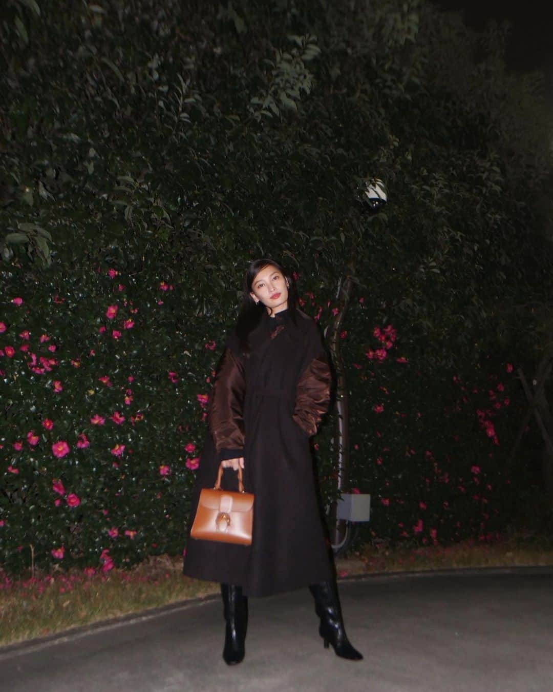 大政絢さんのインスタグラム写真 - (大政絢Instagram)「#今日の絢服  寒くなってきたのでコートの上にお気に入りのNAVEベストを🤎  best  @nave_jp  boots @toryburch  bag @delvaux   新入りブリヨンさん👜は可愛くてずっと家でも眺めている…そして、ブリちゃんと分かりやすいあだ名を付けています🫣  #nave #toryburch #delvaux #ブリちゃん」12月15日 22時02分 - aya_omasa_official