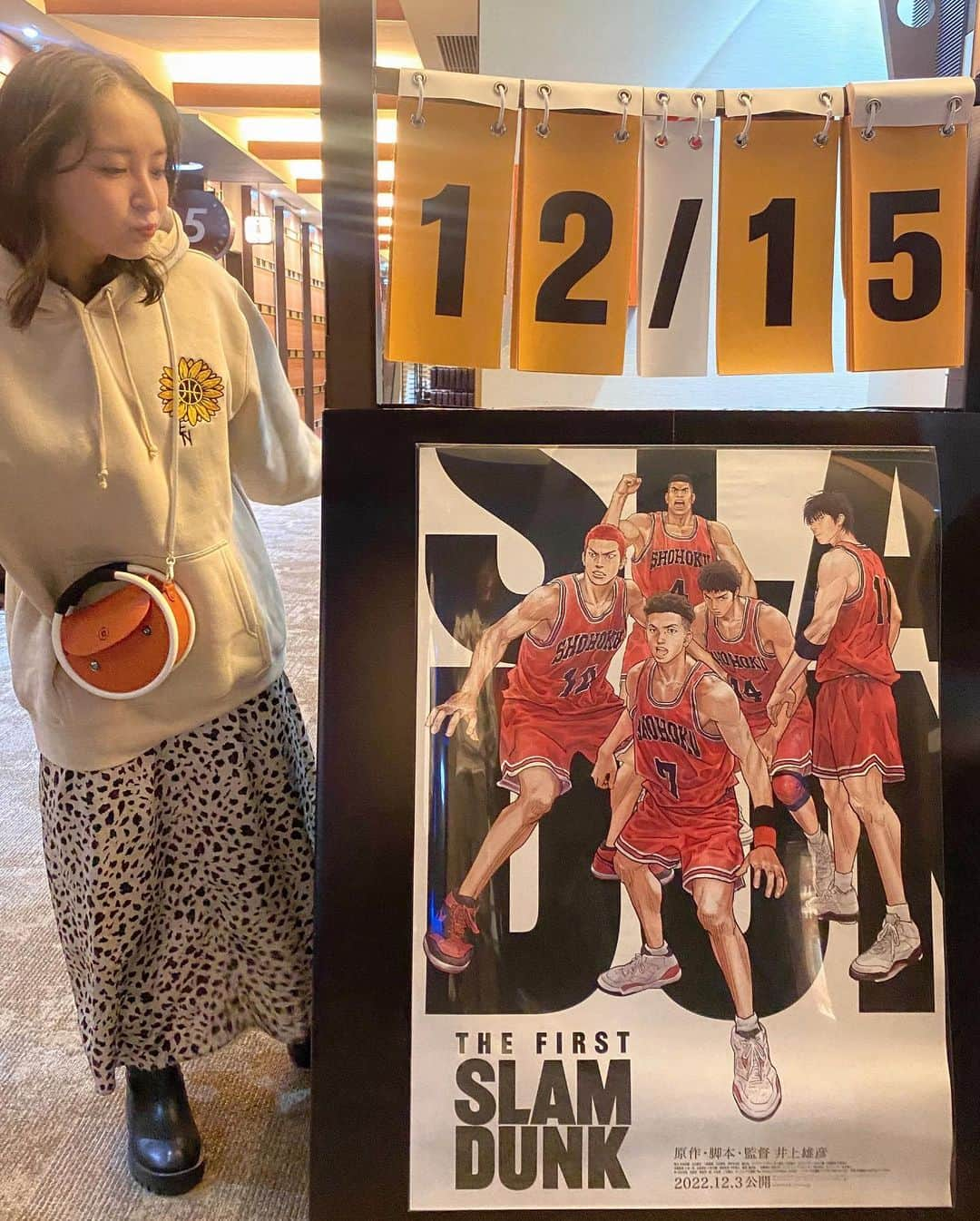 中崎絵梨奈さんのインスタグラム写真 - (中崎絵梨奈Instagram)「「SLAMDUNK THE FIRST」  Dolby cinema上映会に呼んでいただき行ってきました🏀  実は今回合わせて3回目の観劇。笑  公開後の試写会って初めて！  今回はいろんな考察動画とかも見て行ったからまたさらに違った見え方や、2回目までで気付かなかった部分も見えて3回目なのに新鮮でした🥺  しかも初の！Dolby cinema！ ドルビーシネマすんごいよ.. IMAXよりも映像や音響がすんごいやで...  りょーちんの1番好きなシーンがあるんやけど、その瞬間の音楽今回1番鳥肌立ちました...  自分のコラボアイテムも着て @nanananaofficial のミニバックも持って意識高め☺️  pickup groundとスラダンコラボパーカー着ていく勇気はありませんでした。笑  #slamdunkmovie  #slamdunk #dolbycinema  #スラムダンク　#スラダン #Bリーグ  #Bリーグ観戦 #bleague #バスケ #バスケットボール #スポーツ観戦女子 #バスケ好きな人と繋がりたい #スポーツ観戦 #バスケ女子 #japan #basketball #スポーツ #sports」12月15日 22時06分 - chu_erina