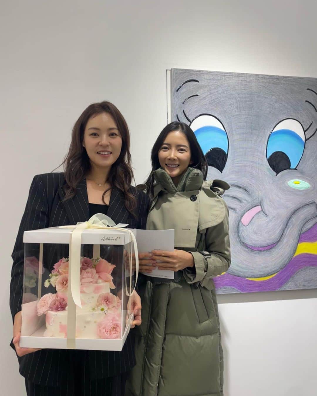 チョン・ジユさんのインスタグラム写真 - (チョン・ジユInstagram)「기다리고 기다리던 @ingeechun_dumbo  언니 데뷔전 🎨   작품 설명 들으면서 눈물 광광  어떤 전시보다 마음에 와닿은 전시  #그저빛 #✨ #나의빛 #덤보」12月15日 22時07分 - xjiyux