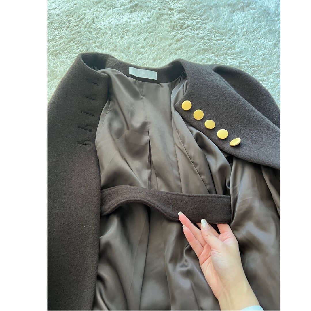 山下莉奈さんのインスタグラム写真 - (山下莉奈Instagram)「今年のコート🐻ブラウン🤎 袖も扇に広がっていて素敵だし何よりも！！腰紐が