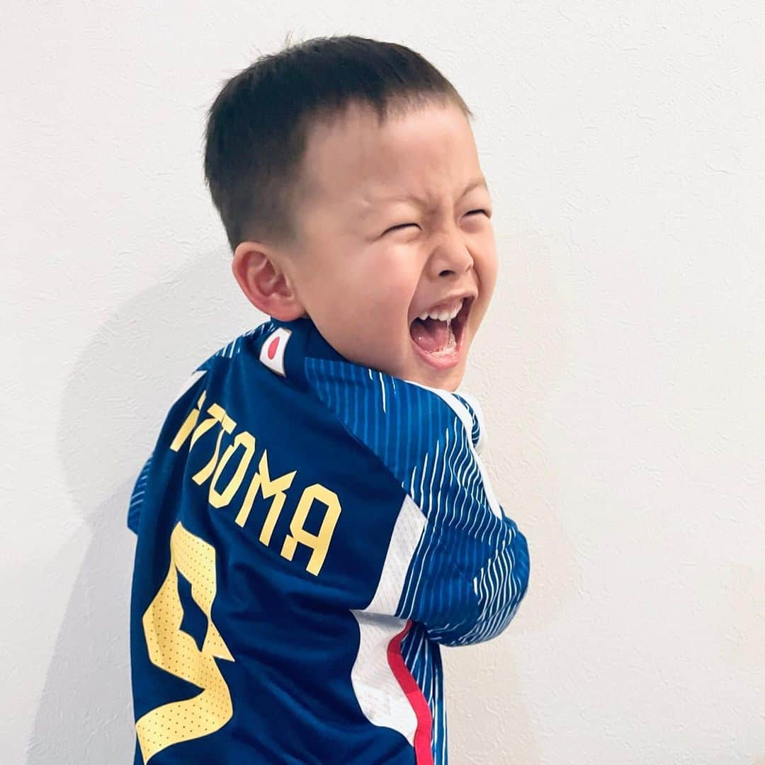 村主章枝さんのインスタグラム写真 - (村主章枝Instagram)「I can't wait to see the World cup finals this weekend.  My nephews also loved soccer and supported the Japanese team.  Thank you for giving us power! 🇯🇵 今週末いよいよサッカー決勝ですね。 甥っ子たちもサッカーが大好きで、日本チームを応援していました。私たちにパワーをありがとうございました！🇯🇵 #worldcup2022  #ワールドカップ2022」12月16日 4時08分 - fumie.suguri