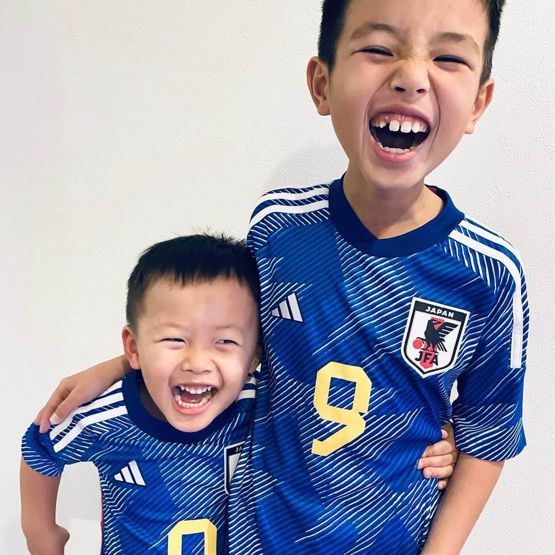 村主章枝さんのインスタグラム写真 - (村主章枝Instagram)「I can't wait to see the World cup finals this weekend.  My nephews also loved soccer and supported the Japanese team.  Thank you for giving us power! 🇯🇵 今週末いよいよサッカー決勝ですね。 甥っ子たちもサッカーが大好きで、日本チームを応援していました。私たちにパワーをありがとうございました！🇯🇵 #worldcup2022  #ワールドカップ2022」12月16日 4時08分 - fumie.suguri