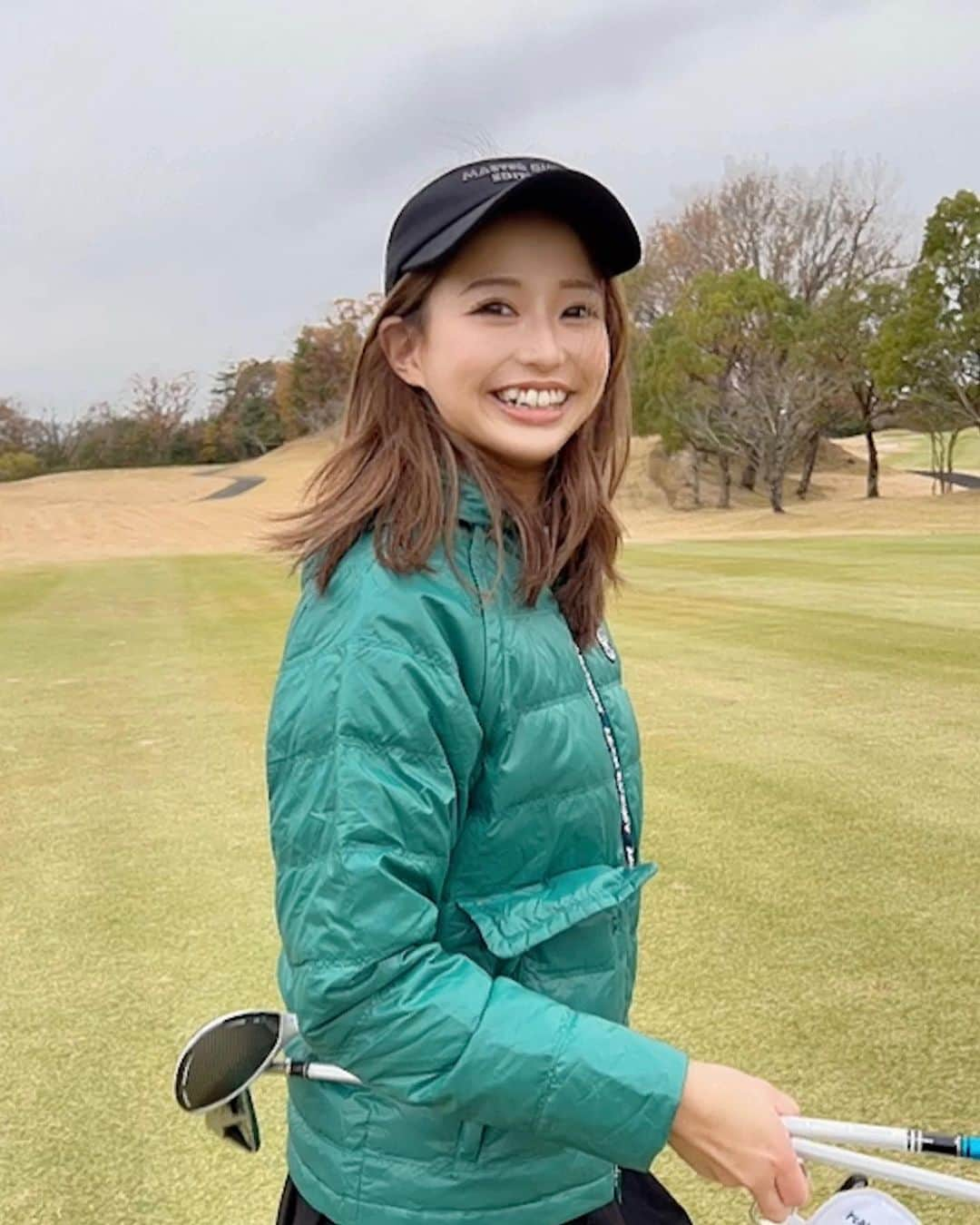 ひちゃんさんのインスタグラム写真 - (ひちゃんInstagram)「新人キャディー風の写真です🏌️‍♀️✨  キャディーを希望の方はコメント欄へ____✍︎  ってのは冗談で…😂😂😂  トレーナーの上にこの緑のダウン着るとごわごわでゴルフやりにくかったから、一瞬で脱ぎました〜⛳️✨  やっぱりゴルフは動きやすい服装じゃないとね❣️」12月16日 6時20分 - hichan_golf