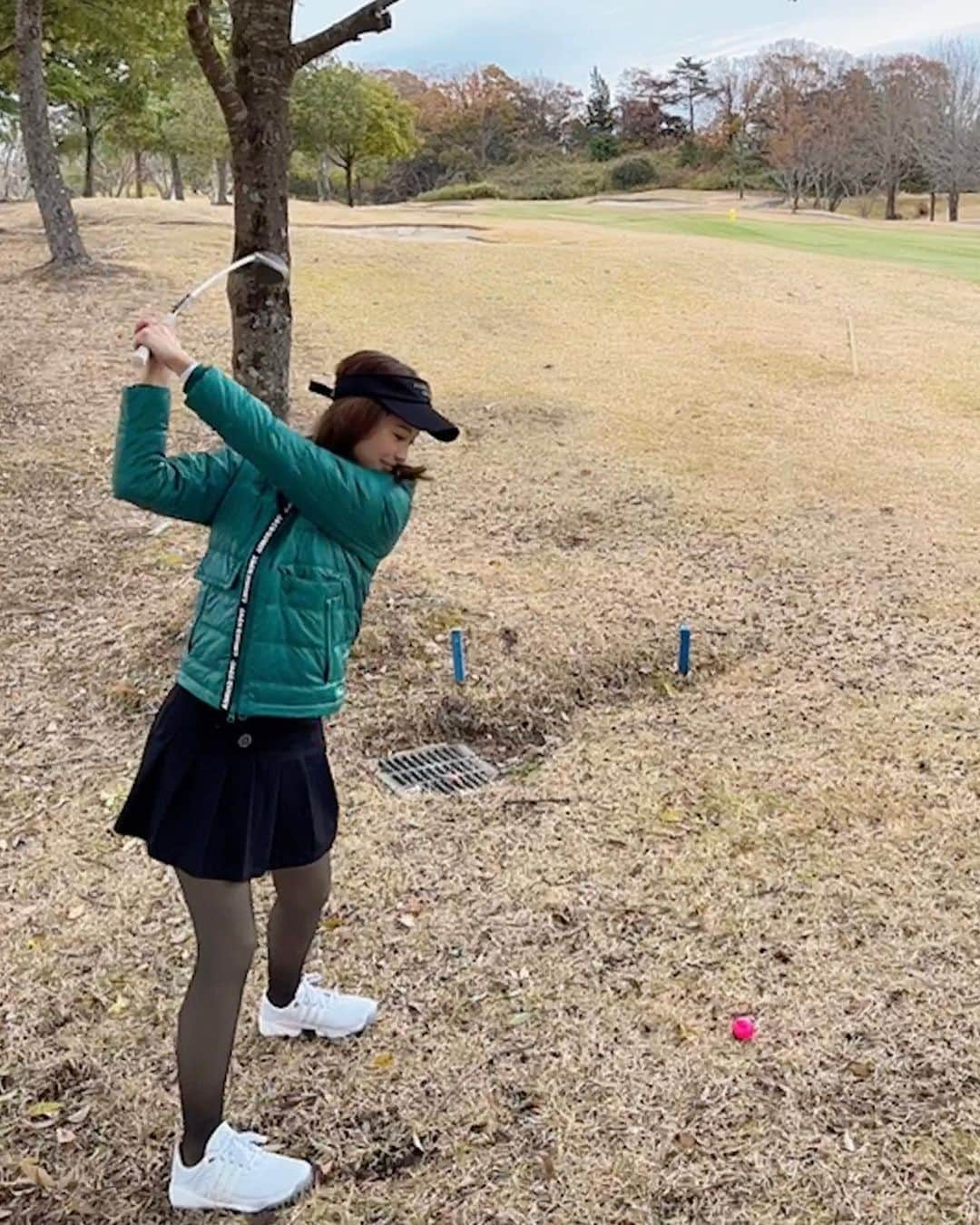 ひちゃんさんのインスタグラム写真 - (ひちゃんInstagram)「新人キャディー風の写真です🏌️‍♀️✨  キャディーを希望の方はコメント欄へ____✍︎  ってのは冗談で…😂😂😂  トレーナーの上にこの緑のダウン着るとごわごわでゴルフやりにくかったから、一瞬で脱ぎました〜⛳️✨  やっぱりゴルフは動きやすい服装じゃないとね❣️」12月16日 6時20分 - hichan_golf