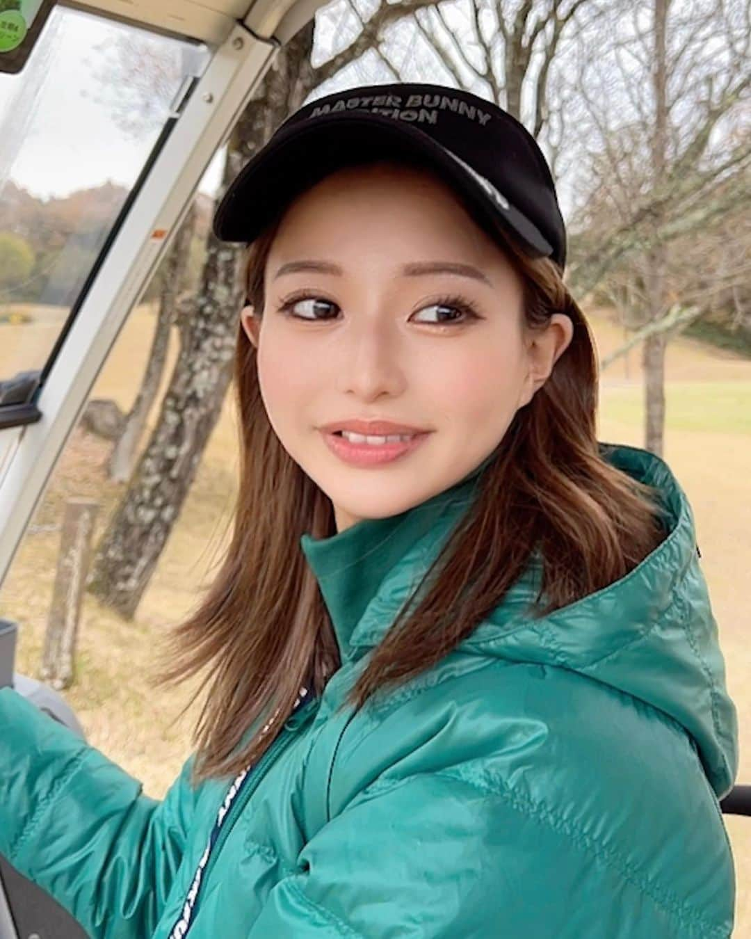 ひちゃんさんのインスタグラム写真 - (ひちゃんInstagram)「新人キャディー風の写真です🏌️‍♀️✨  キャディーを希望の方はコメント欄へ____✍︎  ってのは冗談で…😂😂😂  トレーナーの上にこの緑のダウン着るとごわごわでゴルフやりにくかったから、一瞬で脱ぎました〜⛳️✨  やっぱりゴルフは動きやすい服装じゃないとね❣️」12月16日 6時20分 - hichan_golf