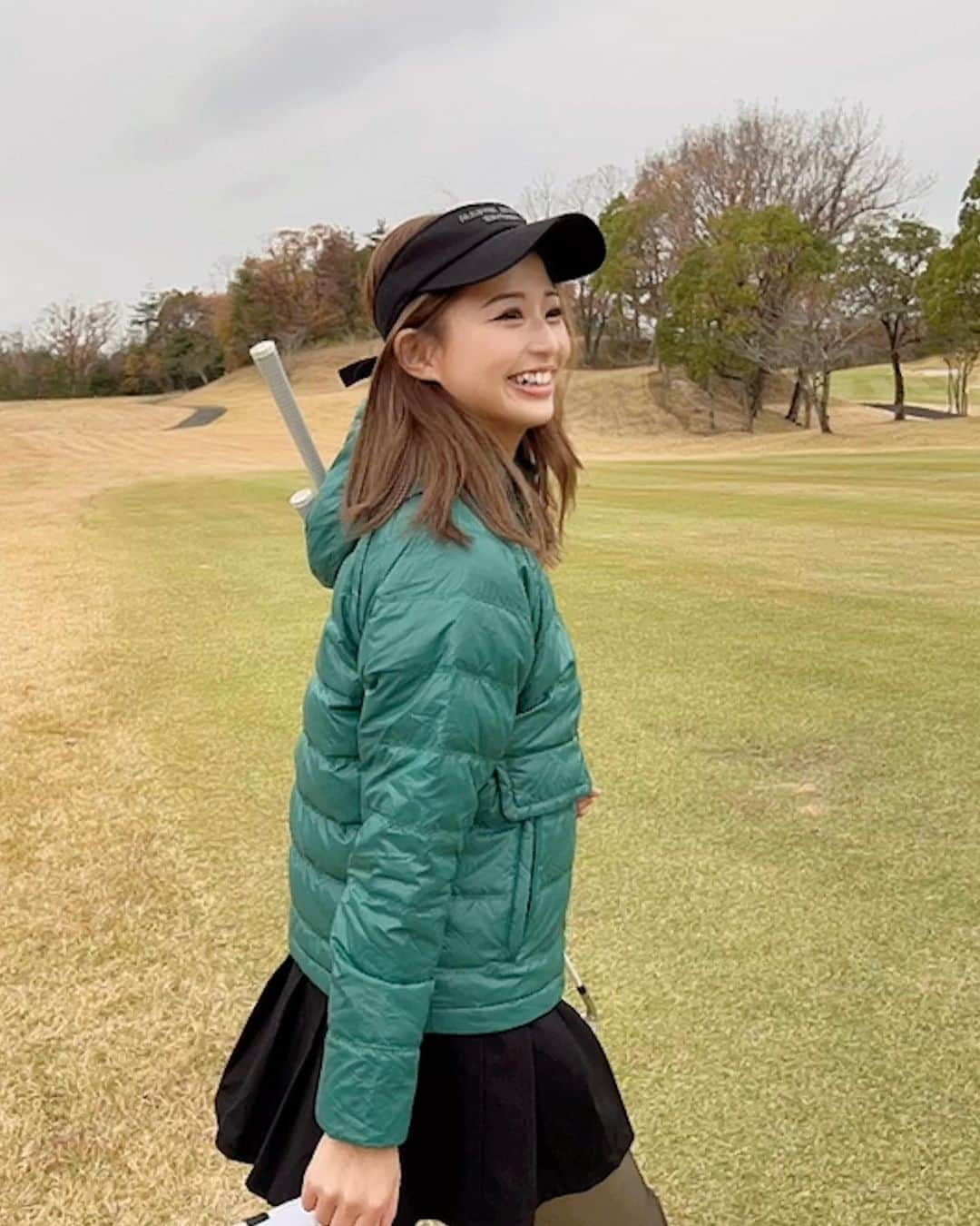 ひちゃんさんのインスタグラム写真 - (ひちゃんInstagram)「新人キャディー風の写真です🏌️‍♀️✨  キャディーを希望の方はコメント欄へ____✍︎  ってのは冗談で…😂😂😂  トレーナーの上にこの緑のダウン着るとごわごわでゴルフやりにくかったから、一瞬で脱ぎました〜⛳️✨  やっぱりゴルフは動きやすい服装じゃないとね❣️」12月16日 6時20分 - hichan_golf