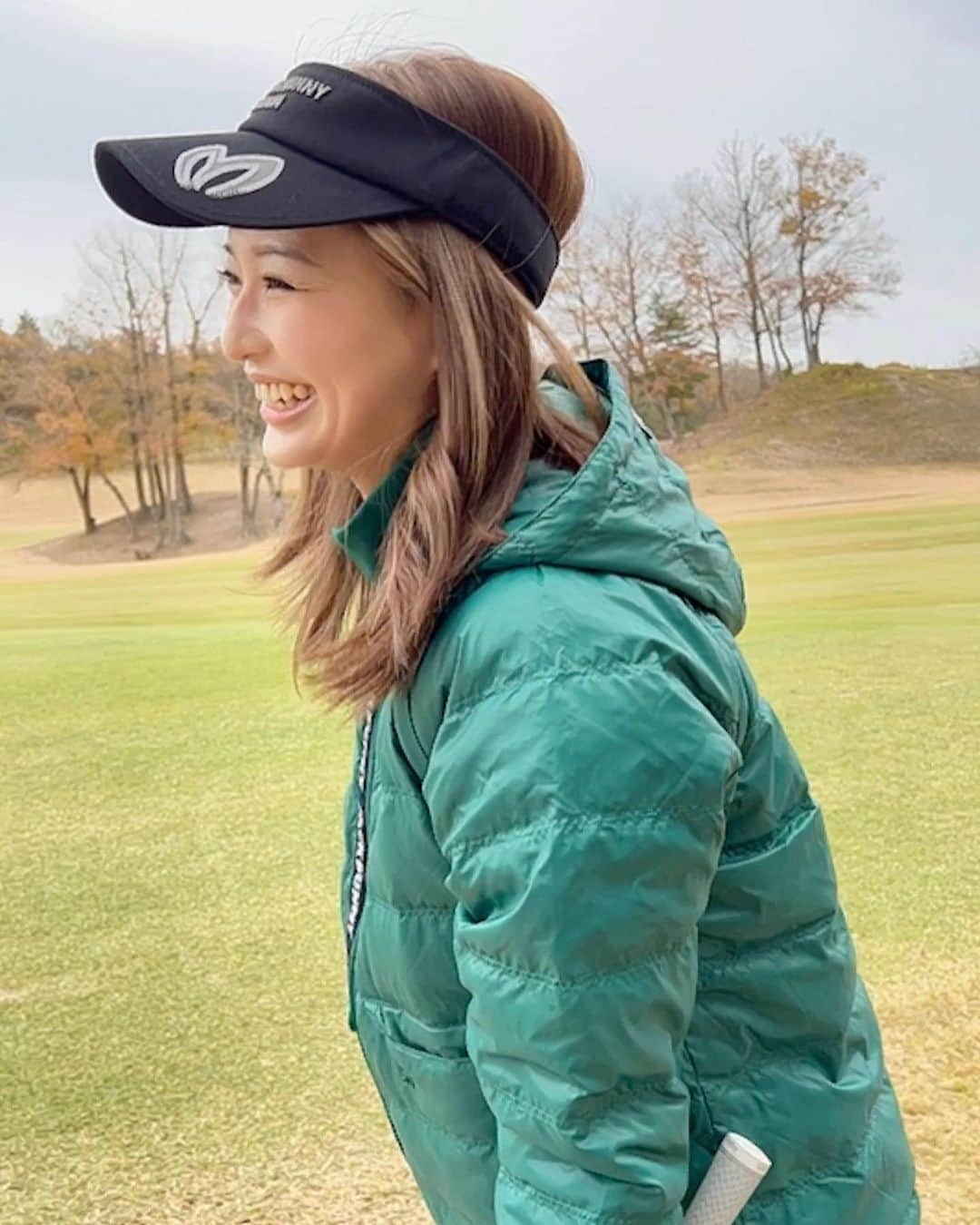 ひちゃんさんのインスタグラム写真 - (ひちゃんInstagram)「新人キャディー風の写真です🏌️‍♀️✨  キャディーを希望の方はコメント欄へ____✍︎  ってのは冗談で…😂😂😂  トレーナーの上にこの緑のダウン着るとごわごわでゴルフやりにくかったから、一瞬で脱ぎました〜⛳️✨  やっぱりゴルフは動きやすい服装じゃないとね❣️」12月16日 6時20分 - hichan_golf