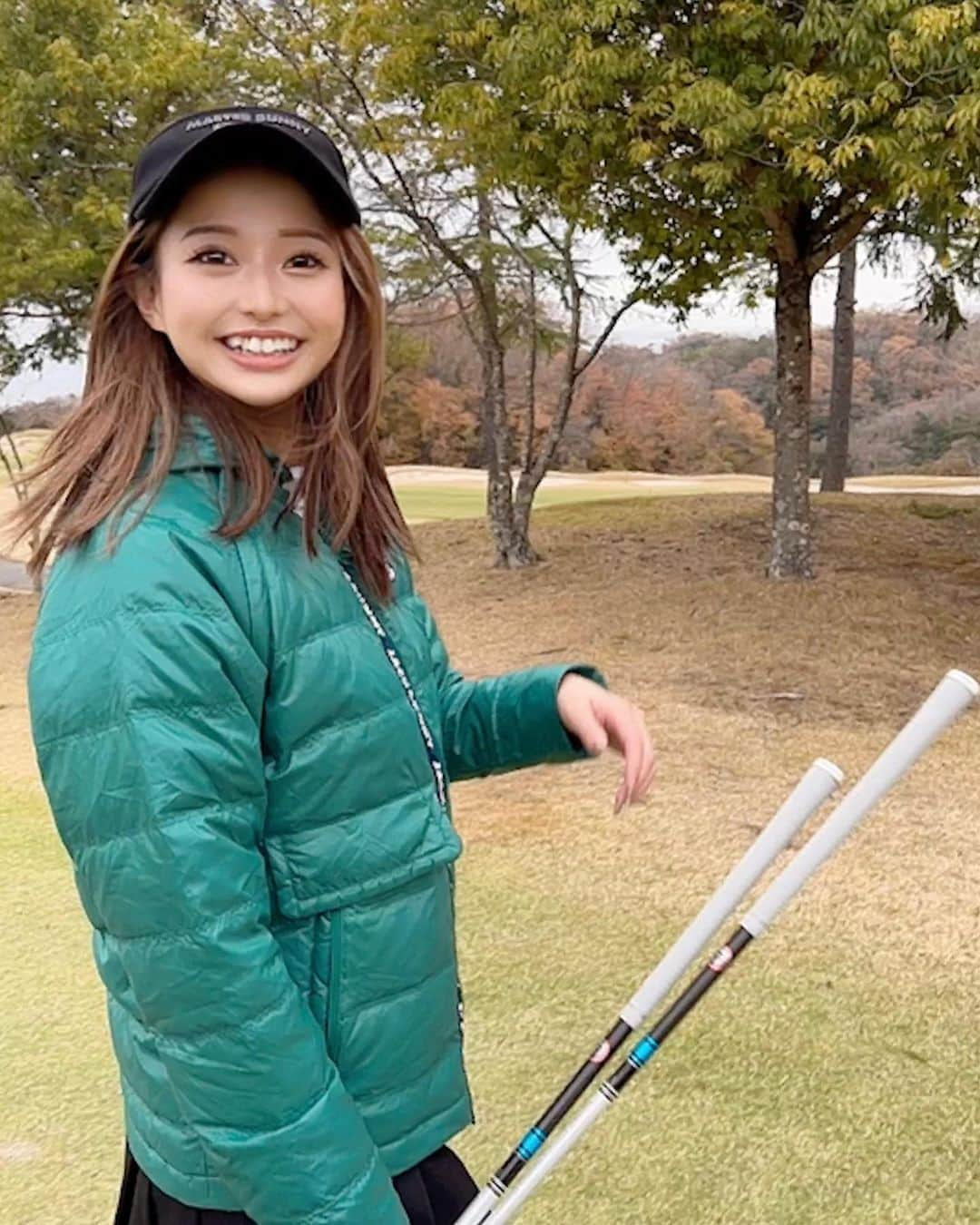 ひちゃんさんのインスタグラム写真 - (ひちゃんInstagram)「新人キャディー風の写真です🏌️‍♀️✨  キャディーを希望の方はコメント欄へ____✍︎  ってのは冗談で…😂😂😂  トレーナーの上にこの緑のダウン着るとごわごわでゴルフやりにくかったから、一瞬で脱ぎました〜⛳️✨  やっぱりゴルフは動きやすい服装じゃないとね❣️」12月16日 6時20分 - hichan_golf