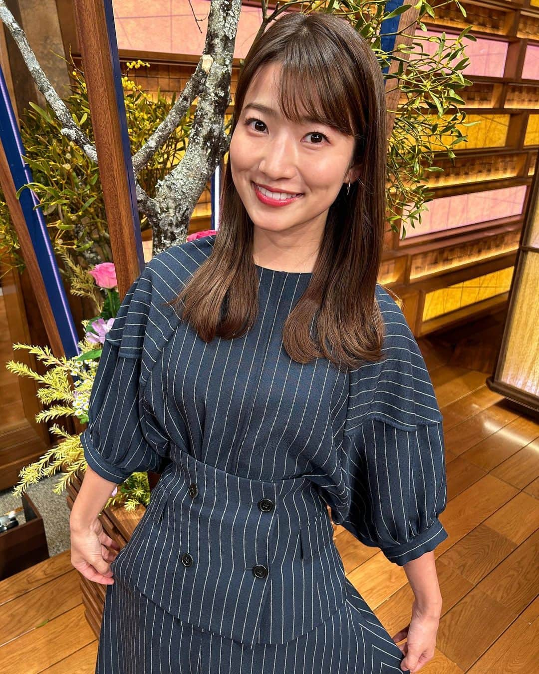 安藤萌々さんのインスタグラム写真 - (安藤萌々Instagram)「週前半の衣装です✍️ 月曜の衣装 上下　Martinique 靴　DIANA ピアスgrosse  火曜日の衣装 上下VIS ピアス　ete  今夜もよろしくお願いします🤲  #アナウンサー #衣装 #冬服 #冬#冬コーデ  #骨格ウェーブ #骨格診断  #ソフトエレガント #フレッシュ #メイク #ヘアアレンジ #大人かわいい コーデ  #綺麗め」12月16日 15時49分 - momo_ando_ex