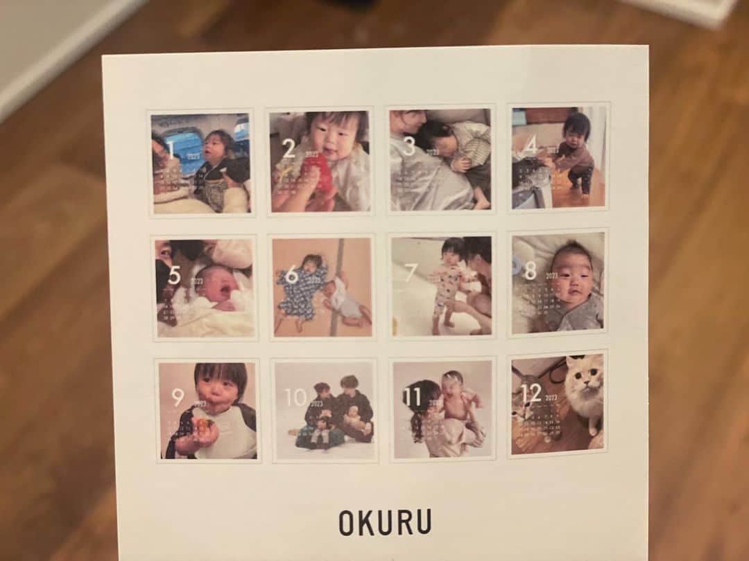 桃さんのインスタグラム写真 - (桃Instagram)「じゃん！！ これはなんでしょう…？！なんと、BOX型のオシャレなカレンダーなのです👏🏻  来年のカレンダーを「OKURU」アプリで作成したよ！！ お気に入りの写真を選ぶだけで、簡単に世界に一つだけのオリジナルカレンダーが作れちゃうのです📅🌍  飾る場所を選ばないシンプルなデザインだから、気軽にお部屋に飾って一年を通して写真を楽しむことができるよ😚 私は去年こんなだったなーーって毎月思い出すために、1年前のその月のハイライト？の写真を使いました👏🏻（写真③枚目）  限定の茶色のBOXも可愛いけど、部屋の雰囲気に合わせて白にしたよ！！ （写真③枚目、うちのトイレ） フォトカレンダーだけでも、いろんな種類があるからチェックしてみてください。 実家にプレゼントとして贈るのも良さそう🎁  （うちの実家、至る所にカレンダーあるなぁそういえば。笑）  写真共有アプリ「みてね」と連携すると、みてねの写真も使えるので、便利🙆🏻‍♀️ もちろん連携していなくてもカメラロールの写真からも作成OK。   こちらのクーポンコードを入れると10%オフになるよ👇🏻 【クーポンコード】momo9623   興味のある方は、OKURUの公式アカウント　@okuru_calendar を見てみてね！！   #OKURU #カレンダー#pr」12月16日 16時24分 - momo.official