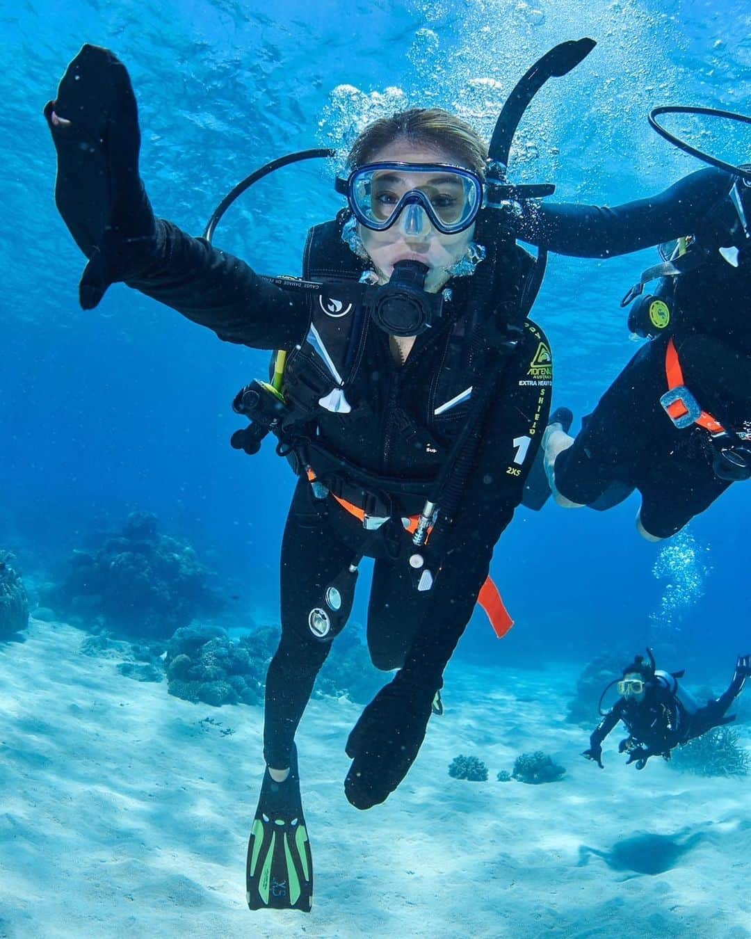 木村理恵さんのインスタグラム写真 - (木村理恵Instagram)「🐠Great Barrier Reef🪸🫧  What a Wonderful World🐠💓  世界遺産でもあるグレートバリアリーフで ダイビング🤿してきたよ🚢💙 @divers_den   ダイビングは昔一回陸上から入った経験あったんだけど、全く忘れてたから船からだし初体験🫧みたいな感じで入る前は緊張してたょ🥹🤿  日本人のスタッフ、ジミーさん(あだ名)に予め沢山教えて頂いて、しっかりサポートしてもらいながら海🌊に入ったよ❣️  ずっとついててくれてめちゃ安心😮‍💨 あーちゃんはダイビング慣れてるから スイスイ🧜🏼‍♀️泳いでたよ🥹✨すご🫶  海の中はやばい😍‼️最高‼️ 珊瑚礁🪸もラングドシャクッキーみたいな珊瑚があったり、🦈サメちゃんも居たり(すぐどっか行っちゃった🥲) ニモちゃんとか、大群の動かないお魚とか居て、テンションぶちあげ‼️ダイビング🤿ずっと怖がってたけど、 凄すぎてハマる気持ちが分かったよ💓  ジミーさんが色々引っ張ってくれるから 私は浮いてただけ(それでも必死🤣)だったんだけど、次は1人で動き回れるようになってみたいな🫰  本当にまじで来てよかった‼️‼️‼️‼️ あーちゃん本当ありがとう❤️  そしてダイビングでお世話になった　@divers_den 🦈✨ありがとうございました💙 日本人スタッフの方達が居たから本当に心強かった‼️是非グレートバリアリーフ🐠行きたかったら船も大きくて過ごしやすいしお勧めです❣️  死ぬまでに一回は是非行ってみて🐠❤️  📸by @jackfukushima  カメラマンはナオトさんが撮ってくれたよ✨ありがとうございます✨‼️  #オーストラリア #オーストラリア旅行  #greatbarrierreef #diving #divingphoto  #diversden  #ダイビング #グレートバリアリーフ  #グレートバリアリーフダイビング  #ダイビング女子 #世界遺産 #australia #cairns#cairnsaustralia #cairns#ケアンズ旅行#ケアンズ #ケアンズ大好き#ケアンズ女子旅  #australiagram #japanesgirl #女子旅 #女子旅行#海外旅行」12月16日 17時10分 - rierienari1229