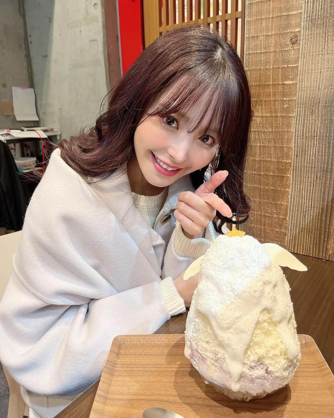 桃乃木かなさんのインスタグラム写真 - (桃乃木かなInstagram)「ぴぃすさんでクリスマス🎄🍧  ・Angel wings ・サンタの帽子 ・サンタの上着 ・クリスマスツリー  可愛いメニューが沢山で癒されました♡ 個人的にお気に入りはWhite wings！ 中のココナッツブランマンジェが美味しかった🥥 でもまた新しいクリスマスメニュー出るみたい！ いつも楽しませてくれるぴぃすさんに感謝です🎅  #氷屋ぴぃす #吉祥寺 #かき氷  @lovely.peace  @peace_yumiiii」12月16日 17時17分 - kana_momonogi