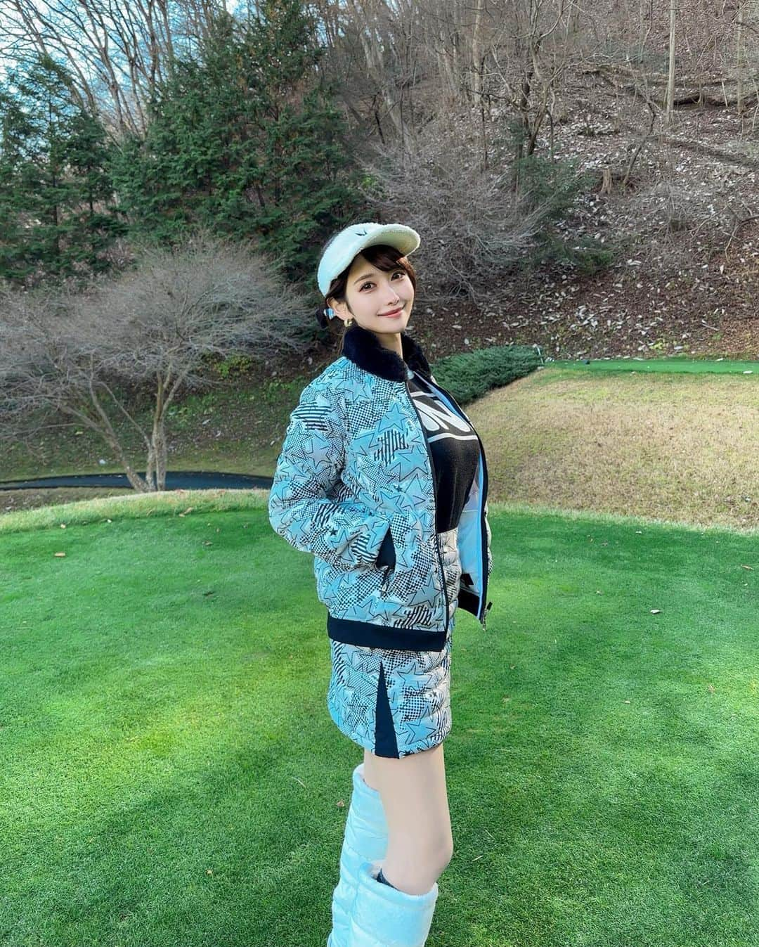 MAYUさんのインスタグラム写真 - (MAYUInstagram)「. お天気良くてゴルフ日和だった⛳️🌟 . ウェアは @pingapparel_japan  星がたくさんのセットアップがかわいすぎるっ！⭐️ 首元にはファーがついてるよ〜♡ . トップスはゆったりしたシルエットでスイングしやすかった🏌️‍♀️✨ 寒い時には中に色々気込めちゃう😆❄️✌️ . . #ゴルフ女子#ゴルフ#ゴルフウェア#ゴルフコーデ#ピン#ピンアパレル#ピンアンバサダー#ping#pingapparel#pr」12月16日 17時55分 - mayu.kina_golf