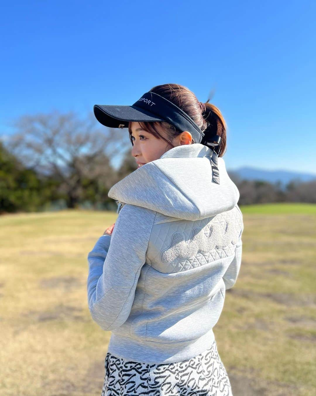 高橋としみさんのインスタグラム写真 - (高橋としみInstagram)「お気に入り @muta__official のパーカー⛳️ ゴルフはもちろん普段も着れる😊❤️  そしてオルタナ8周年でmutaとコラボした ポーチとオルタナのセット頂きました✨ ポーチはゴルフで使ってる✨✨ 一目で何入ってるかわかるから使いやすい⛳️  中身はタイムマネージメントエッセンス (高機能化粧液)左から２番目✨ 数量限定なのでぜひチェックしてみて😊  他も紹介します😊 ●タイムマネージメントフォーム センシティブ (洗顔フォーム) ●オーバーナイトリペア(高機能ナイトクリーム) ●デイパーフェクション(高機能デイクリーム)  #ゴルフ#ゴルフ女子#ゴルフコーデ#ゴルフウェア#oltana#mutamarine#muta」12月16日 18時38分 - toshimi_1002