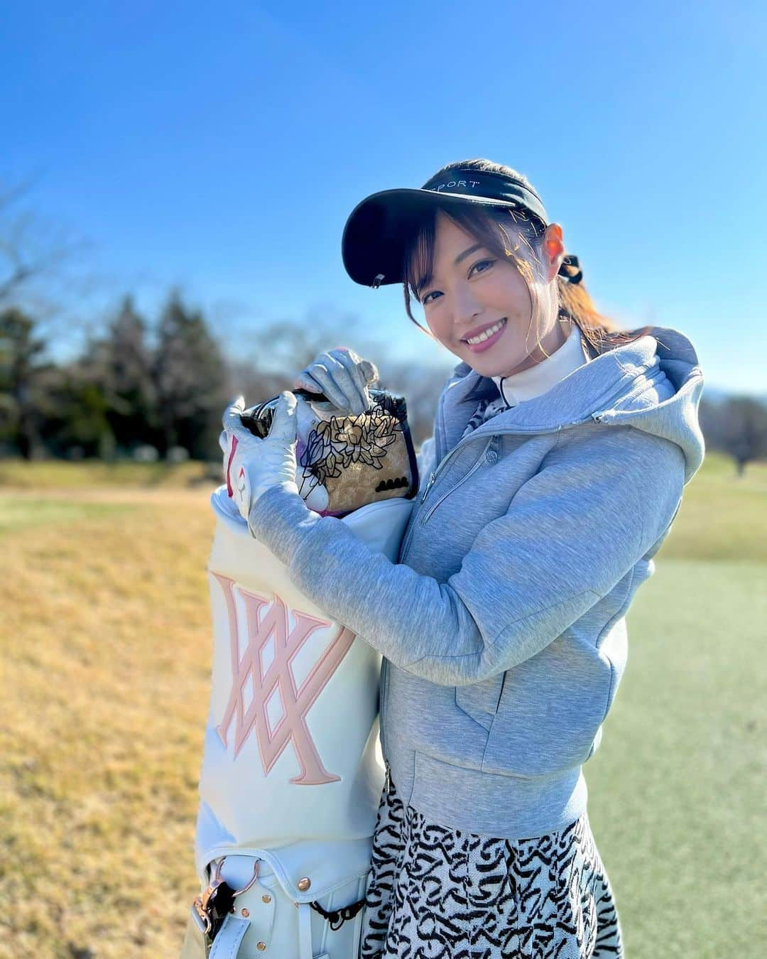 高橋としみさんのインスタグラム写真 - (高橋としみInstagram)「お気に入り @muta__official のパーカー⛳️ ゴルフはもちろん普段も着れる😊❤️  そしてオルタナ8周年でmutaとコラボした ポーチとオルタナのセット頂きました✨ ポーチはゴルフで使ってる✨✨ 一目で何入ってるかわかるから使いやすい⛳️  中身はタイムマネージメントエッセンス (高機能化粧液)左から２番目✨ 数量限定なのでぜひチェックしてみて😊  他も紹介します😊 ●タイムマネージメントフォーム センシティブ (洗顔フォーム) ●オーバーナイトリペア(高機能ナイトクリーム) ●デイパーフェクション(高機能デイクリーム)  #ゴルフ#ゴルフ女子#ゴルフコーデ#ゴルフウェア#oltana#mutamarine#muta」12月16日 18時38分 - toshimi_1002