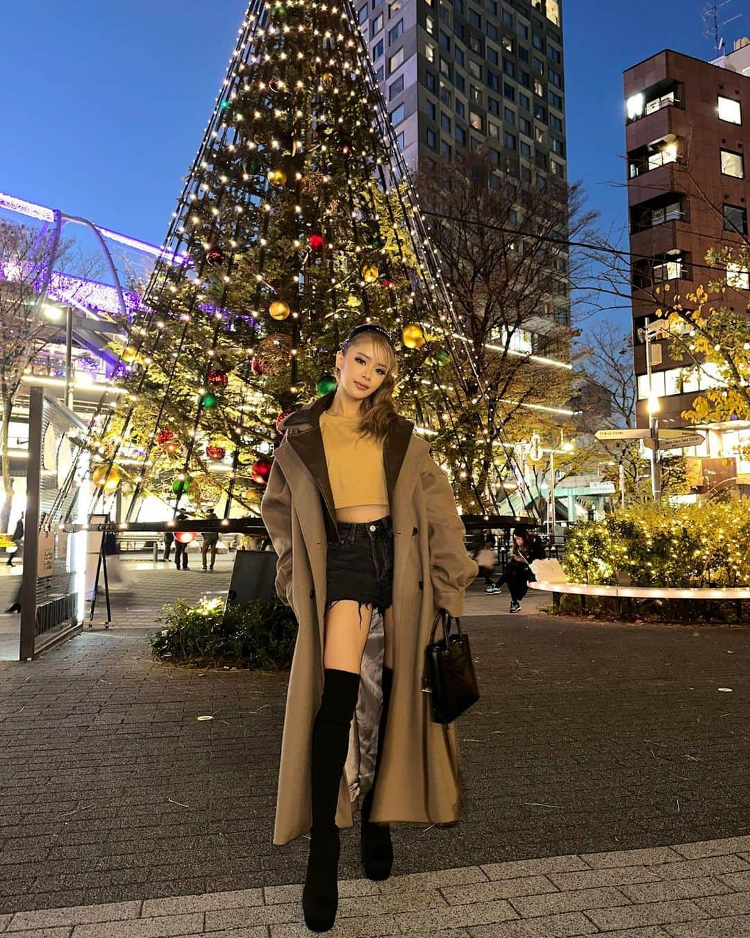 加藤美佳さんのインスタグラム写真 - (加藤美佳Instagram)「街中がキラキラしてる🎄✨✨ この季節も大好き🤍 みんなはイルミネーションいった？？ おすすめのイルミおしえて♡ #イルミネーション #渋谷 #低身長コーデ #低身長 #コーデ #ロングコート #ootd」12月16日 19時54分 - katomika1212