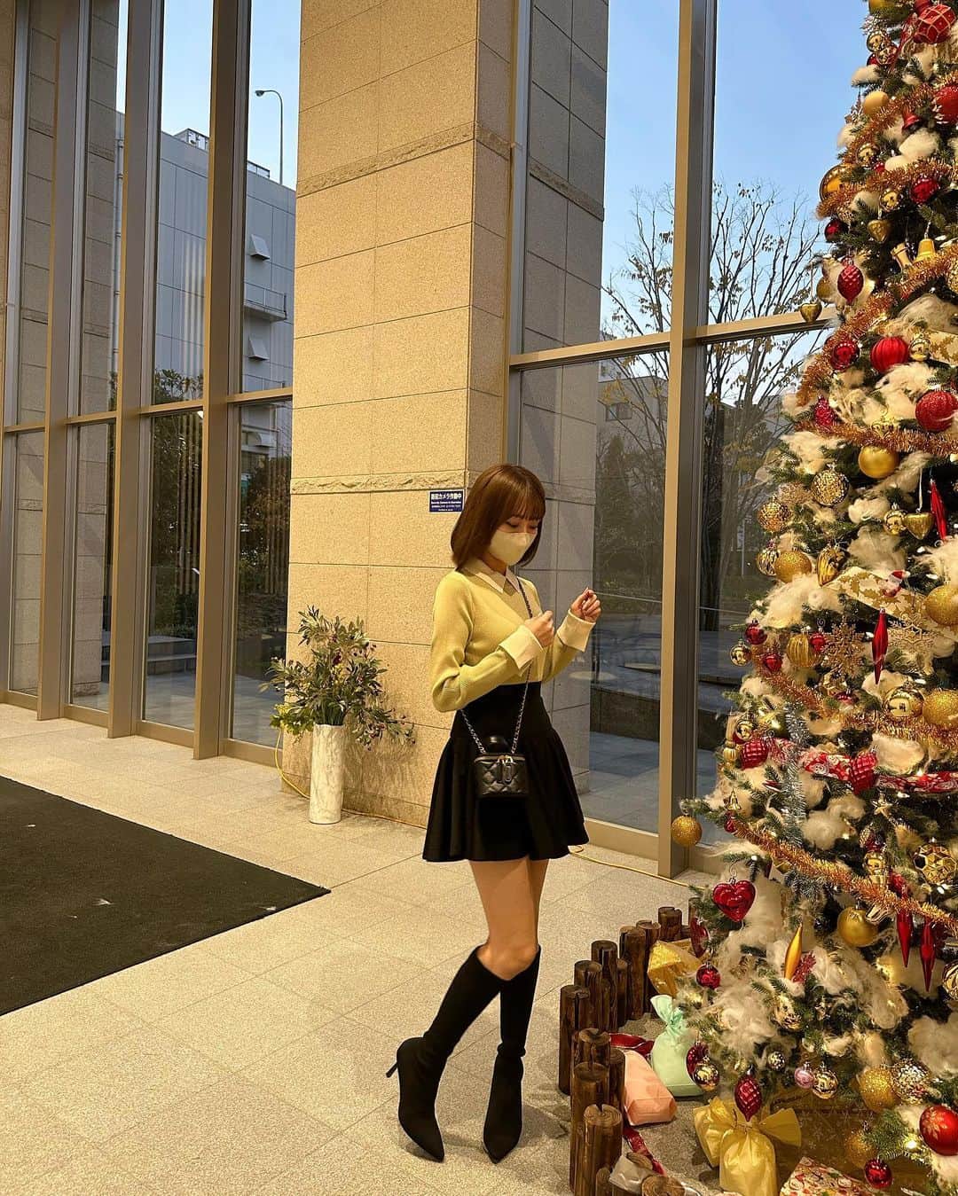 Ayanaさんのインスタグラム写真 - (AyanaInstagram)「🎄💛  ⁡ 大きいクリスマスツリー！ ⁡ みんなはお家にツリー飾ってますか🤶🏻? 私はツリーは飾らずに、 猫ちゃん用のコタツを購入して置いてます。笑 ⁡ この日のお洋服おきにいり〜。 ⁡ 襟付きのニットがかわいい♡ 黄色っぽいグリーンっぽい絶妙なカラー📚 ⁡ ⁡ tops @andemiu_official  skirt @snidel_official  boots @randa_pic  ⁡ ⁡ #プチプラ #プチプラコーデ #冬コーデ #冬服 #Andemiu #アンデミュウ #SNIDEL #スナイデル #スカート #ミニスカート #ガーリーコーデ」12月16日 20時20分 - naalunlun