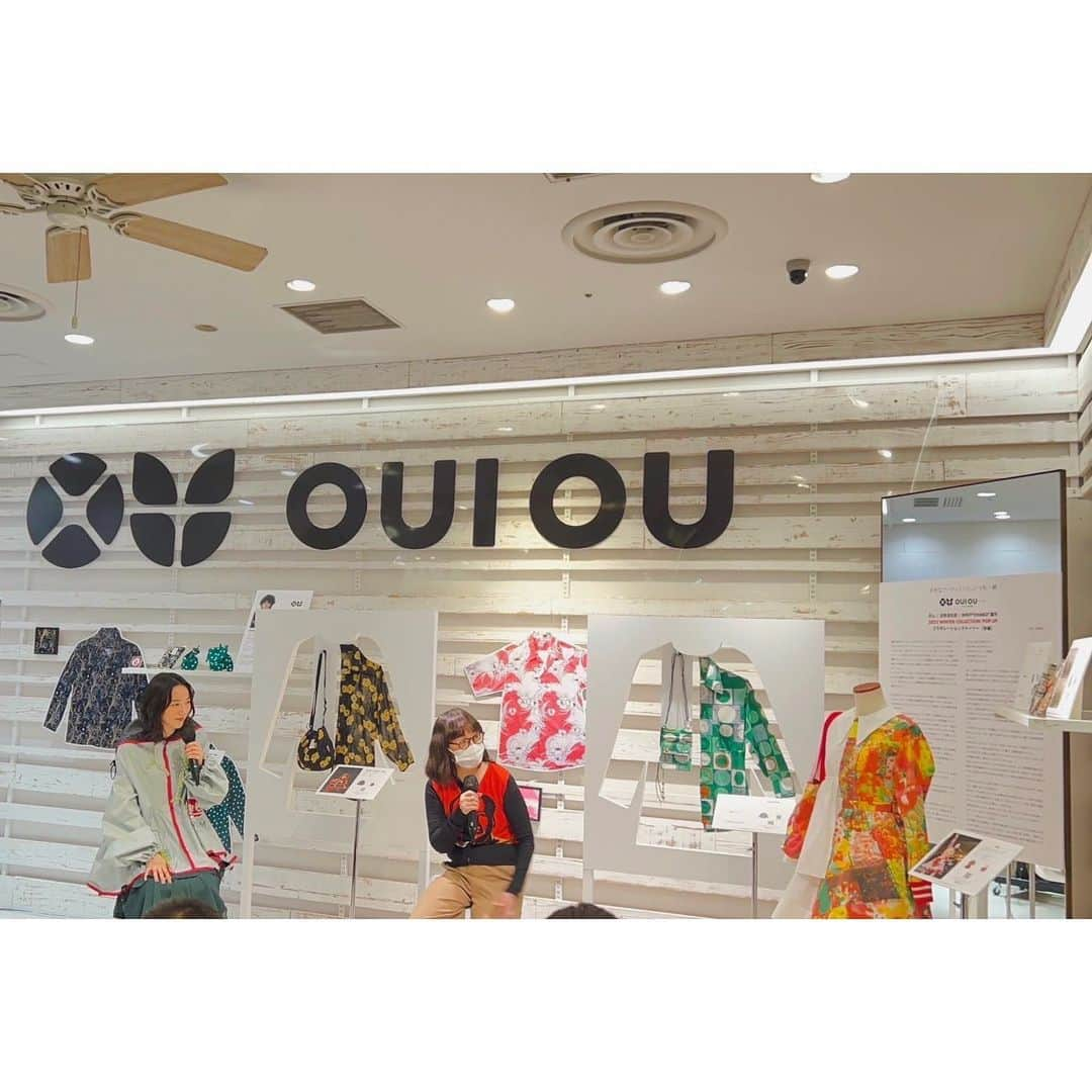 のん（能年玲奈）さんのインスタグラム写真 - (のん（能年玲奈）Instagram)「OUIOUのPOP UP STORE オープンしました！  消しゴムハンコ作家であり、忌野清志郎さんの娘さんの百世さんもポップアップ初日に来てくださいました。 大切な清志郎さんの私服をご提供いただき、本当に感謝です。 百世さんのグッズまでいただいてしまいました！かわいいーーよー。 やったー！  2枚目は、音楽ライターの佐野郷子さんとのトークセッション中の写真。 佐野さんはのんの音楽活動の初期からインタビューしてくださっていて、今回とってもリラックスして佐野さんとの推しトークを楽しみました！ 佐野さんに寄稿いただいた文章が素晴らしいから、それもぜひ会場で読んでね。  #ouiou #ウィユー @ouiou_official  #百世 さん #佐野郷子 さん #忌野清志郎 さん #仲井戸CHABO麗市 さん #東急プラザ表参道原宿 #NewMake」12月16日 20時24分 - non_kamo_ne