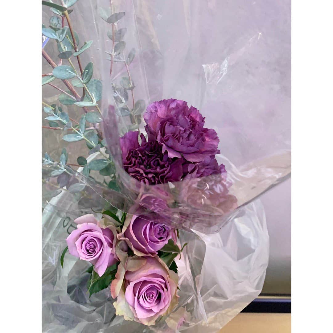 武藤京子さんのインスタグラム写真 - (武藤京子Instagram)「* * 銀座のユニクロで お花を買って帰りました🌹 * 綺麗な 紫のカーネーションとバラに 吸い寄せられました * このクオリティーで 野口英世さんで お釣りが来るとは… * #uniqloflower #ユニクロTOKYO #マロニエゲート銀座 #アメブロ更新しました」12月16日 20時44分 - kyokomuto0628