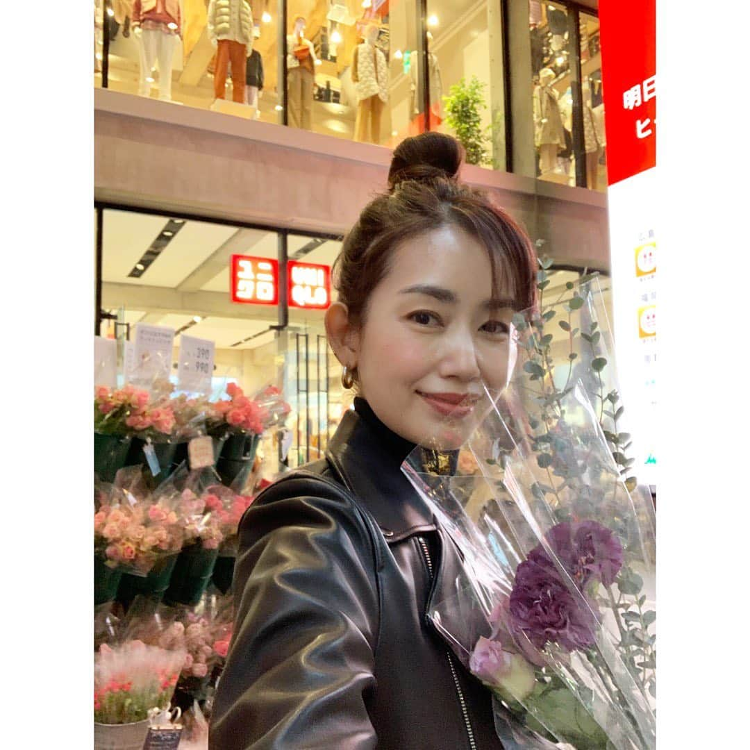 武藤京子さんのインスタグラム写真 - (武藤京子Instagram)「* * 銀座のユニクロで お花を買って帰りました🌹 * 綺麗な 紫のカーネーションとバラに 吸い寄せられました * このクオリティーで 野口英世さんで お釣りが来るとは… * #uniqloflower #ユニクロTOKYO #マロニエゲート銀座 #アメブロ更新しました」12月16日 20時44分 - kyokomuto0628