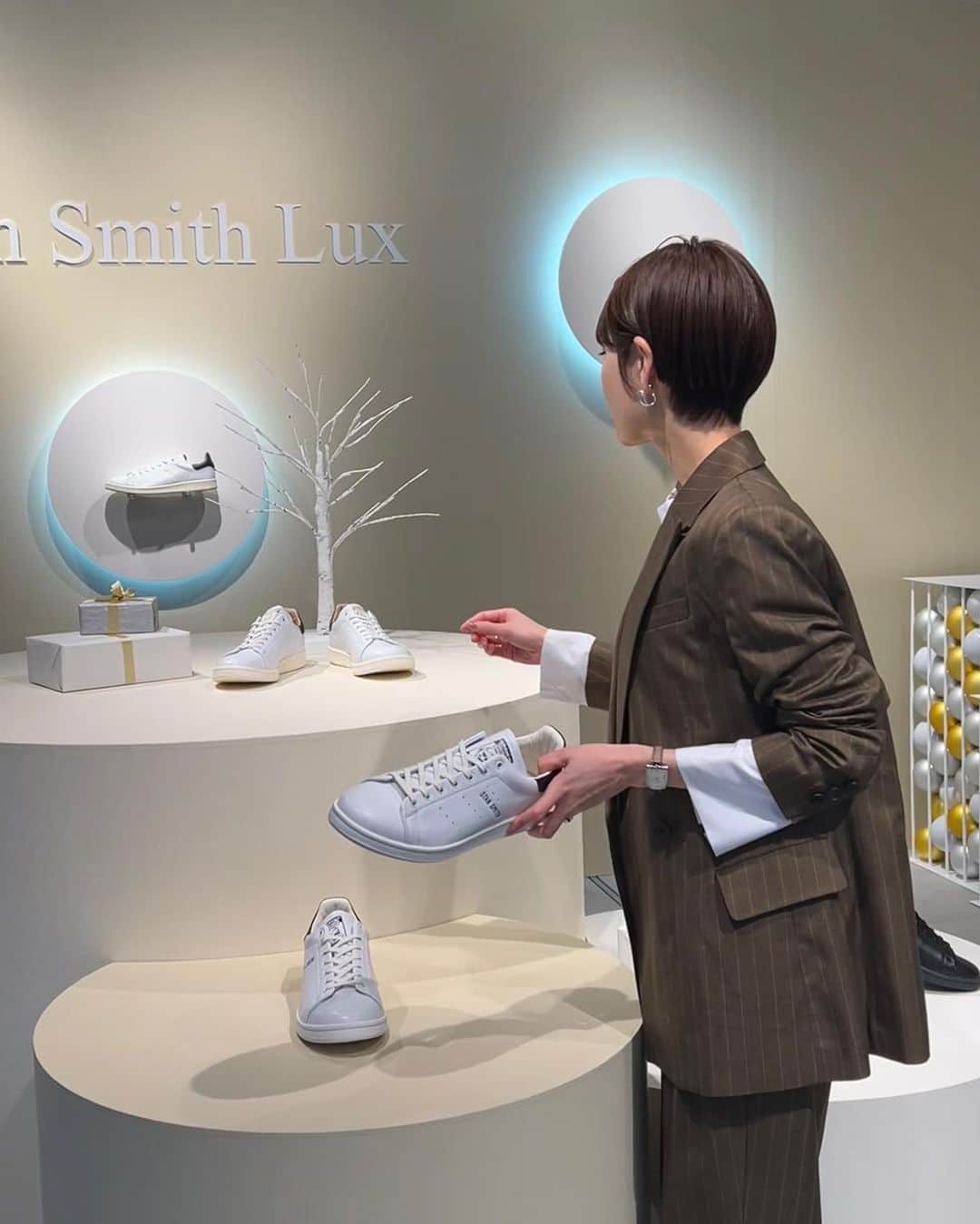 金子麻貴さんのインスタグラム写真 - (金子麻貴Instagram)「ピンストライプのセットアップをスニーカーでカジュアルに着たくてアディダス オリジナルス フラッグシップ ストア 新宿へ👟  adidas OriginalsのスタンスミスからラグジュアリーにアップデートされたStan Smith Luxが発売されたばかりでホリデーっぽい装飾も素敵✨  街もお店もこのシーズンは特別感があってワクワク。  Stan Smith Luxは渋めのグリーンのヒールタブが大人っぽくて一目惚れ！！  ブラックも捨てがたくて色違いでお揃いにしてもいいかなぁ💓👨  一部店舗ではメッセージカードとラッピングもしてくれるのでホリデーギフトにもピッタリですね。  @adidastokyo @adidasOriginals  #adidasOrigianls#createdwithadidas #StanSmith #スタンスミス #ホリデーギフト #プレゼント#Promotion」12月16日 20時51分 - mtmmaki