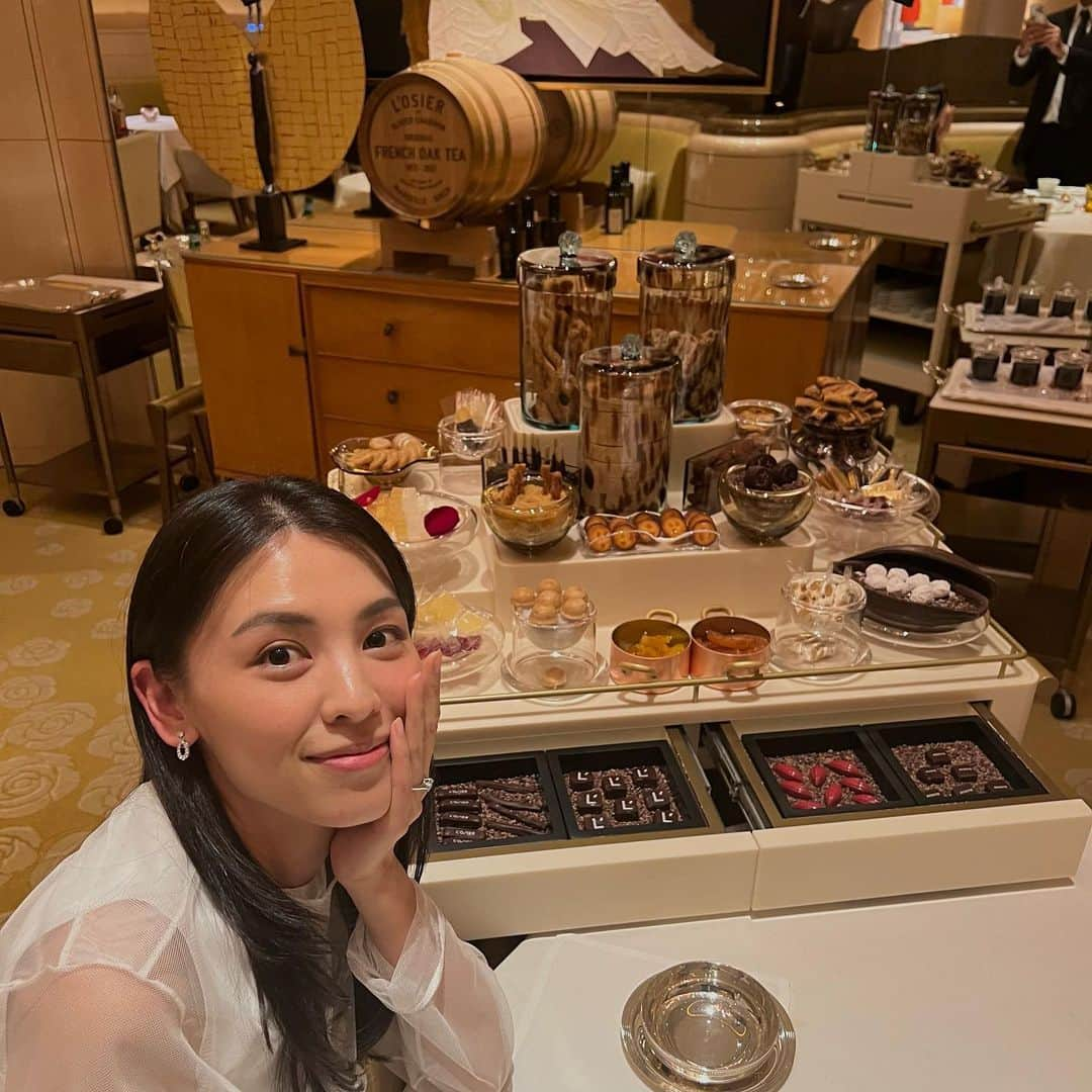 申真衣さんのインスタグラム写真 - (申真衣Instagram)「え、もう8年も経ったっけという👰🏻‍♀️💍 今夜は聞き役に全力投球⚾️のようにみせかけて、いかに癒し役であるかを力説して〆ました☺️  #また1年よろしくね #婚約指輪年1回の出番  shirt @ludlow_official  tank top @zara  pants @stellamccartney」12月16日 22時33分 - shinmai0728