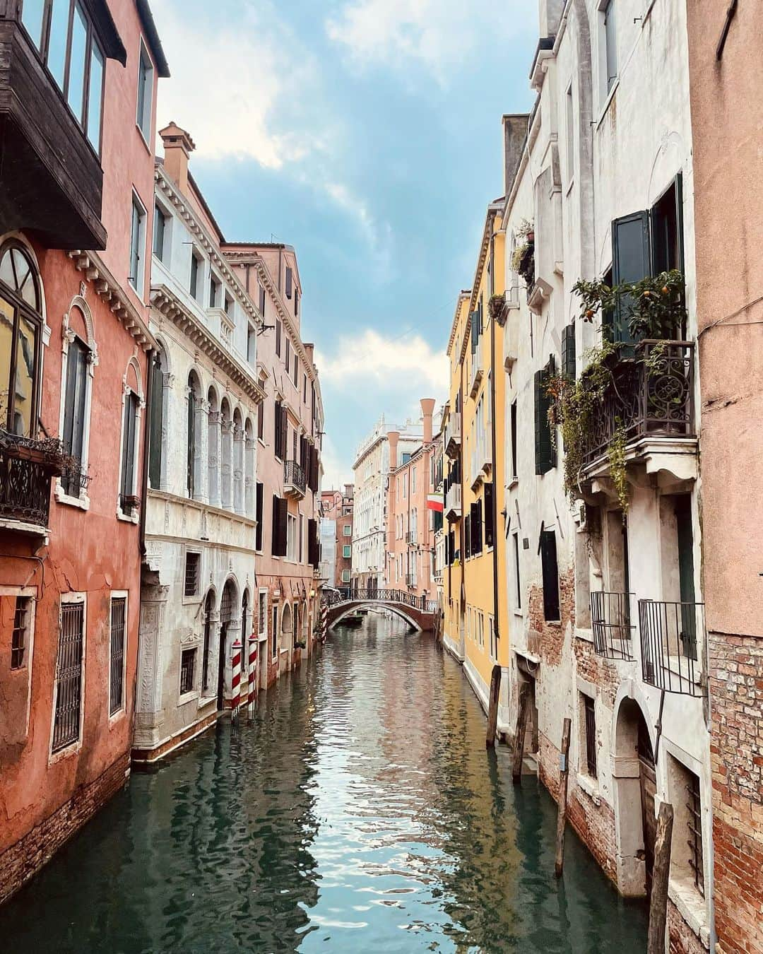 上村彩子さんのインスタグラム写真 - (上村彩子Instagram)「. . (イタリア旅行のつづき)  📍ヴェネツィア  あてもなく1人でぶらぶらと 路地裏歩きするのも楽しいヴェネツィア。  空港からも駅からも アクセスが良いことに驚きました！  _________________________  #イタリア#イタリア旅行 #ヴェネツィア#リアルト橋 #ムラーノ島 #italy#venezia #murano#pontedirialto」12月17日 0時02分 - saekokamimura