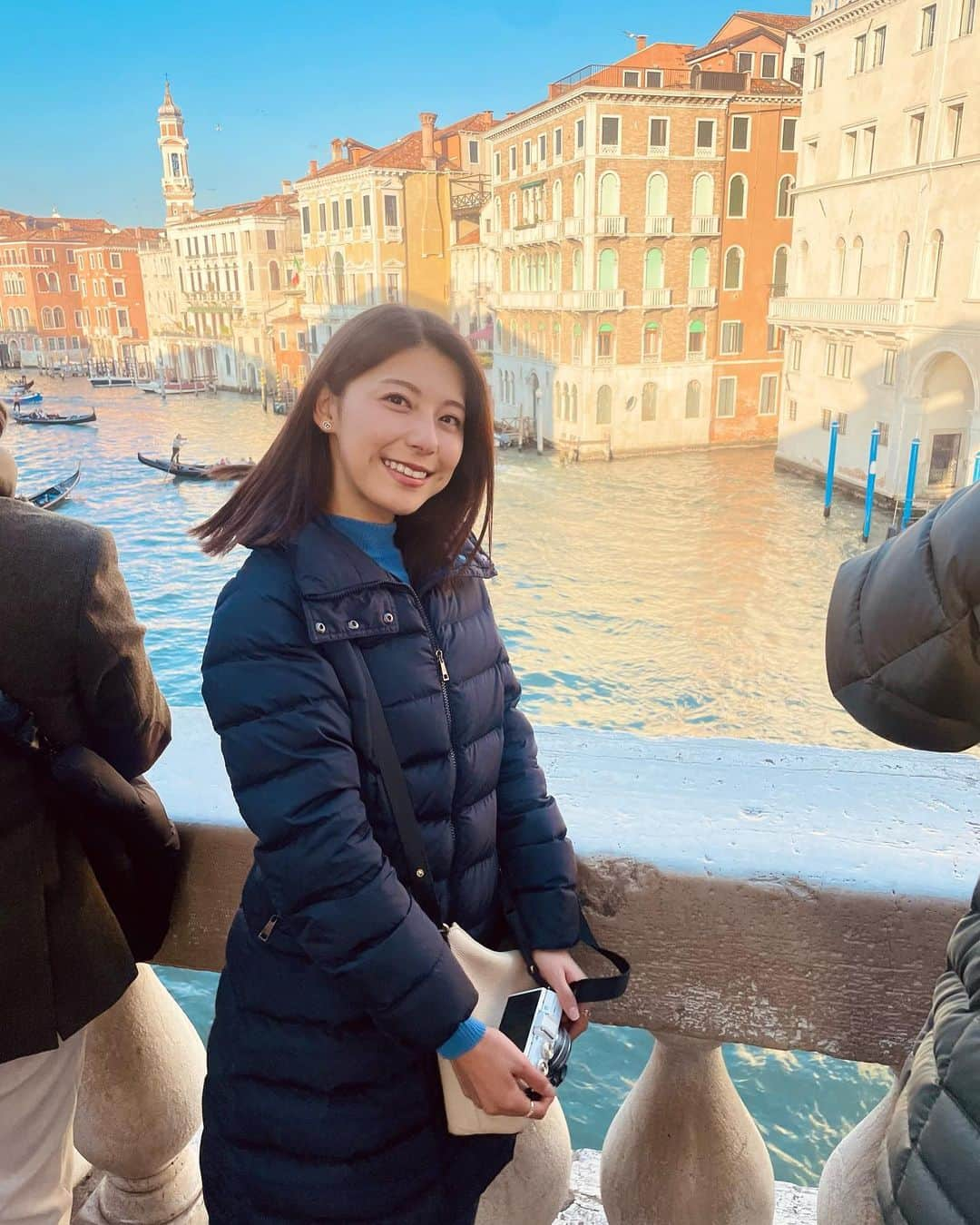 上村彩子さんのインスタグラム写真 - (上村彩子Instagram)「. . (イタリア旅行のつづき)  📍ヴェネツィア  あてもなく1人でぶらぶらと 路地裏歩きするのも楽しいヴェネツィア。  空港からも駅からも アクセスが良いことに驚きました！  _________________________  #イタリア#イタリア旅行 #ヴェネツィア#リアルト橋 #ムラーノ島 #italy#venezia #murano#pontedirialto」12月17日 0時02分 - saekokamimura