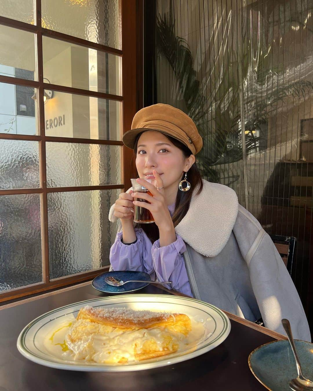 戸田れいさんのインスタグラム写真 - (戸田れいInstagram)「この前ずくと吉祥寺デートしてきた時のお写真🤳  行きたかったオムレツのお店にもいけて、美味しいガレットも食べられて幸せでした🤤  太陽っ子だから冬でもテラスで食べがち🙋‍♀️ストーブもちゃんとあって暖かかったです❤️‍🔥  からの街ブラ🚶‍♀️  吉祥寺のZARAってヨーロッパっぽくってなんか好きなんだよねー😚  いつも撮っちゃう🤳  L.L.Beanもめちゃくちゃかわいくクリスマスの飾り付けをしていて、年末を感じました🎄🎁  帰りに駅で買った発酵バターのカステラ美味しかったなぁ🐰また買いに行きたいなぁ🤤🧈  そんな、休日を過ごしました👭  #カフェ巡り#吉祥寺グルメ」12月17日 0時19分 - rei_toda