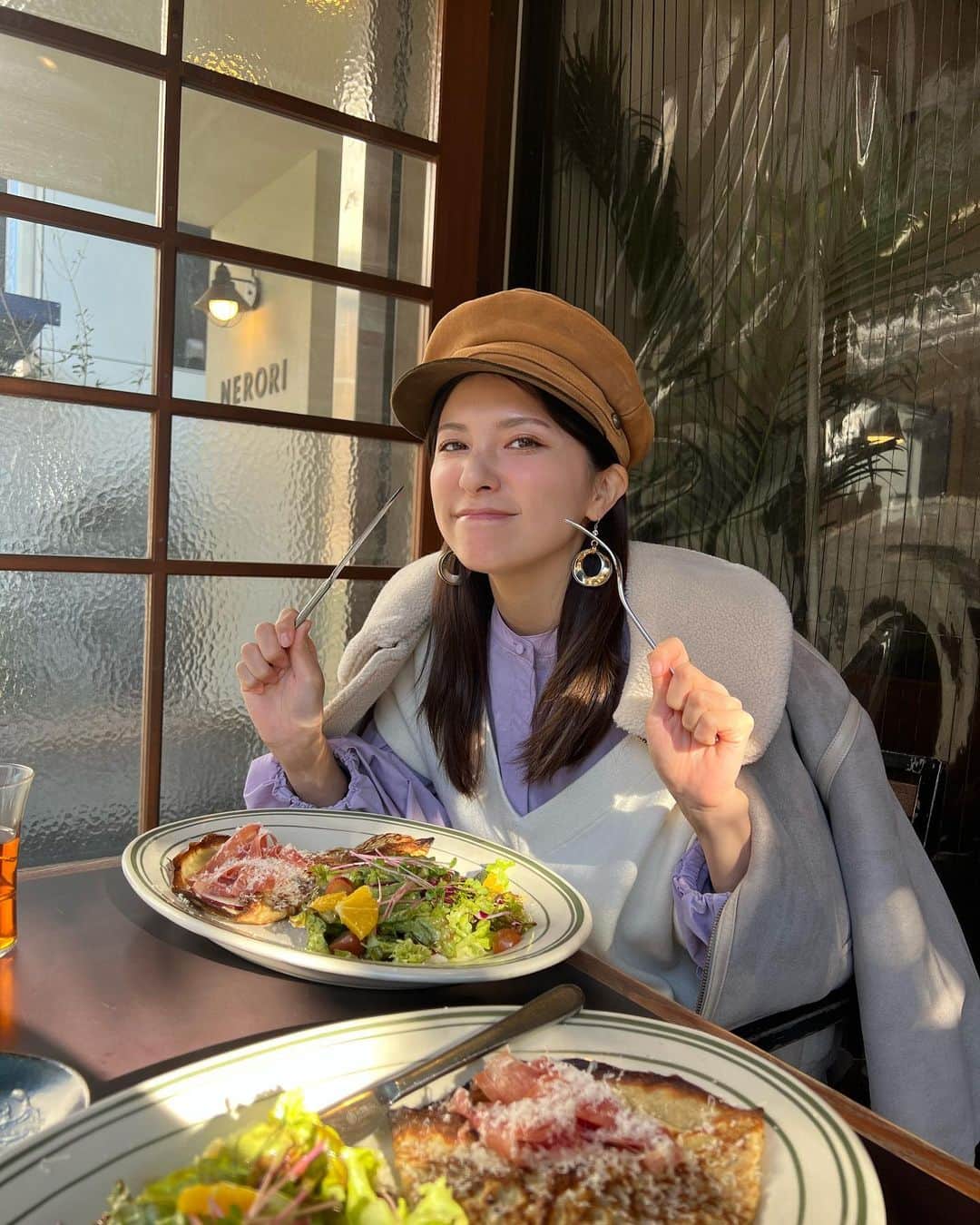 戸田れいさんのインスタグラム写真 - (戸田れいInstagram)「この前ずくと吉祥寺デートしてきた時のお写真🤳  行きたかったオムレツのお店にもいけて、美味しいガレットも食べられて幸せでした🤤  太陽っ子だから冬でもテラスで食べがち🙋‍♀️ストーブもちゃんとあって暖かかったです❤️‍🔥  からの街ブラ🚶‍♀️  吉祥寺のZARAってヨーロッパっぽくってなんか好きなんだよねー😚  いつも撮っちゃう🤳  L.L.Beanもめちゃくちゃかわいくクリスマスの飾り付けをしていて、年末を感じました🎄🎁  帰りに駅で買った発酵バターのカステラ美味しかったなぁ🐰また買いに行きたいなぁ🤤🧈  そんな、休日を過ごしました👭  #カフェ巡り#吉祥寺グルメ」12月17日 0時19分 - rei_toda