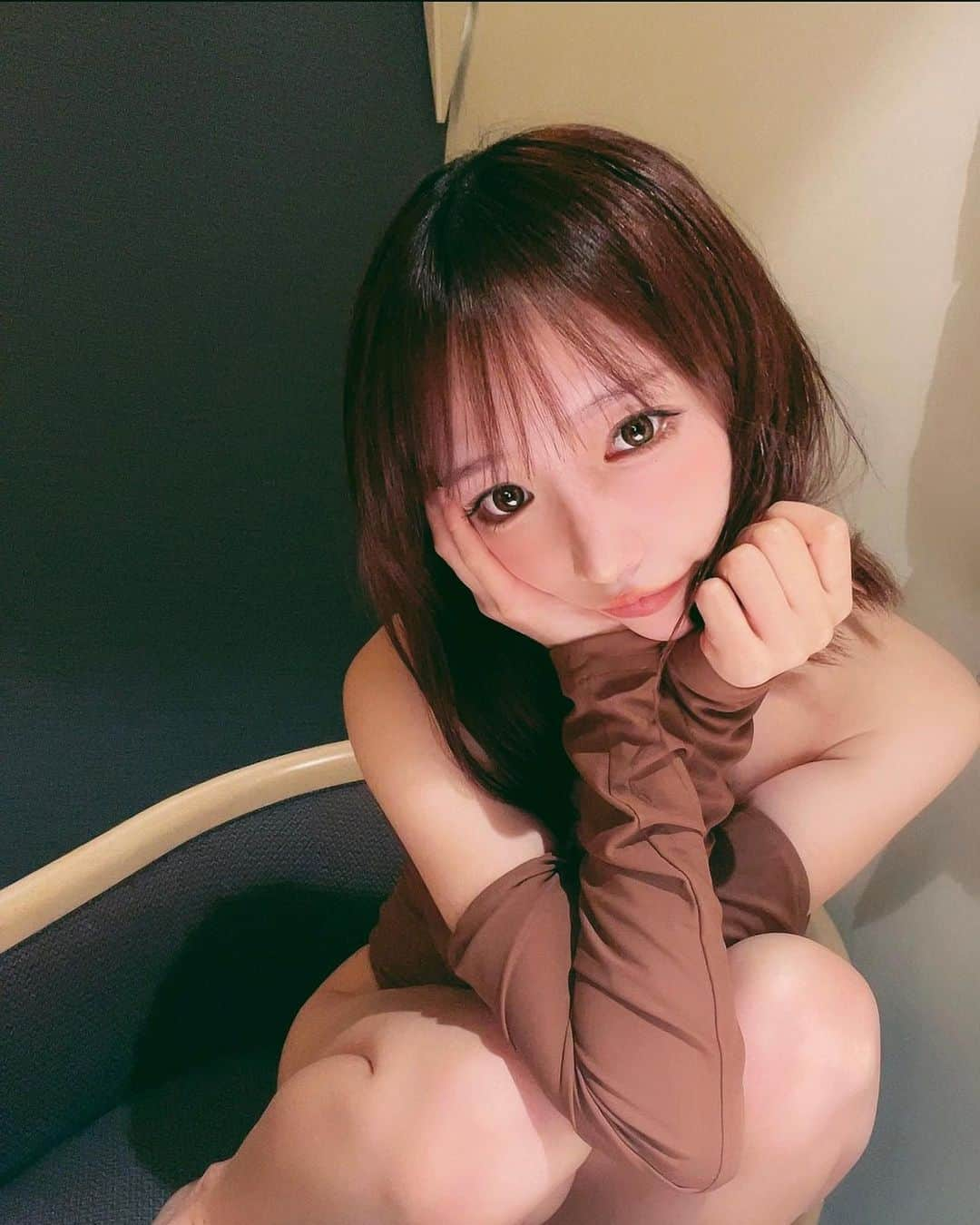 清水あいりさんのインスタグラム写真 - (清水あいりInstagram)「また一つ、歳を重ねました。  28の時は8歳に 29の時は9歳に… などと、ほざいてたんですが🙌🏻笑 今年からは素直に書こう… 30歳になりました🫶🏻  産んでくれた両親 応援してくれる皆様 関係者の皆様いつも感謝してます涙 見ての通り おかげでこんなに大きくなりました(どこ見てるんですか？)  これからもゆるりとマイペースに だけど清水あいり全開で 突き進みますので どうか冷ややかな目で見守っていてくだい  お祝いコメント？ いいよぉ、そんなん… でもそんなにしたいんやったら コメントくれてもええんやで(ください) いいねしにいくで(ください)  #みそじ #みそしる #原始人と繋がりたい #の時の写真ですみませぬね」12月17日 1時04分 - shimizuairi