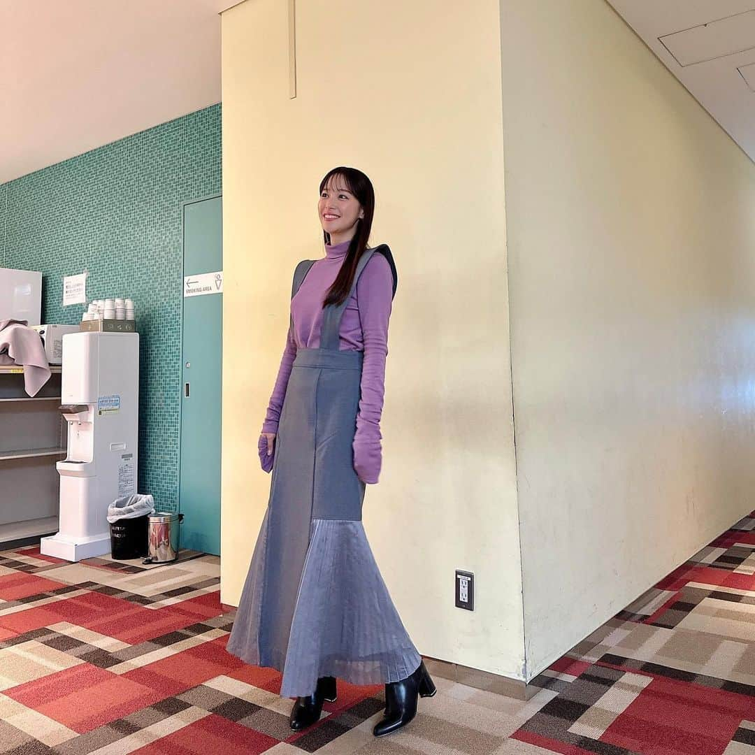 鷲見玲奈さんのインスタグラム写真 - (鷲見玲奈Instagram)「. 今朝もズムサタありがとうございました✨  今日から一気に寒くなるので、お出かけの予定がある方はしっかり防寒してくださいね🥺  ズムサタのスタジオの外ではNiziUの新曲を布教させて頂きました🫣  この時期に沁みるバラード❄⛄️*° カップリング曲は、年末にぴったりな歌詞です🥰  ぜひ温かいミルクを飲みながらお聴き下さい🥛  #ズムサタ #スミ衣装 #NiziU」12月17日 12時20分 - sumi__reina