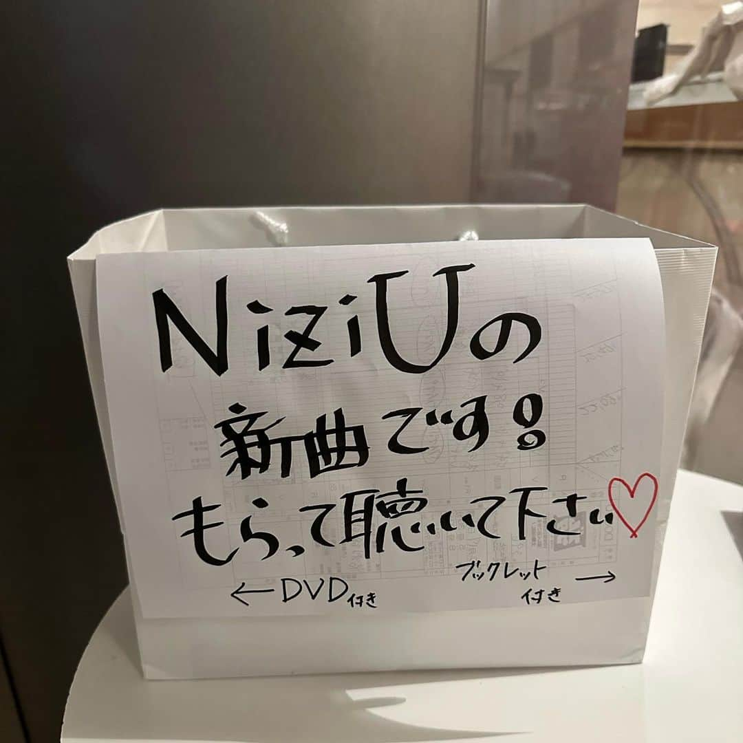 鷲見玲奈さんのインスタグラム写真 - (鷲見玲奈Instagram)「. 今朝もズムサタありがとうございました✨  今日から一気に寒くなるので、お出かけの予定がある方はしっかり防寒してくださいね🥺  ズムサタのスタジオの外ではNiziUの新曲を布教させて頂きました🫣  この時期に沁みるバラード❄⛄️*° カップリング曲は、年末にぴったりな歌詞です🥰  ぜひ温かいミルクを飲みながらお聴き下さい🥛  #ズムサタ #スミ衣装 #NiziU」12月17日 12時20分 - sumi__reina