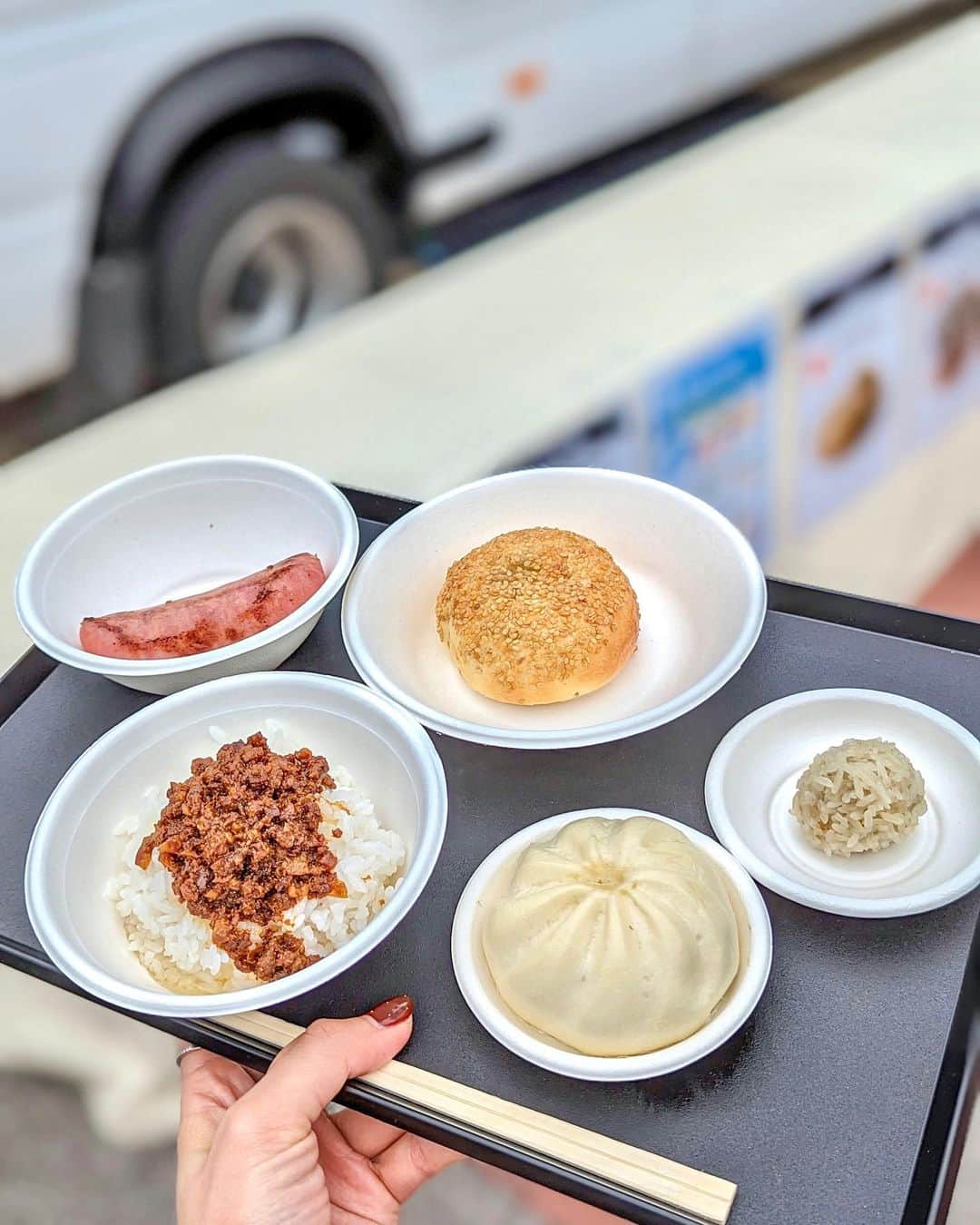 石井里奈さんのインスタグラム写真 - (石井里奈Instagram)「今日は、桜木町で開催されている🇹🇼豚肉加熱加工品試食プロモーション🇹🇼へ❤️ . まるで台湾に旅行した気分になれる本格的で本場の味の美味しい台湾の豚肉料理を堪能してきました❤️ . ジューシーで肉汁が溢れる感じがたまらない❤️寒い外で食べるのがまた美味しい☺️ . ソーセージは甘くてジューシーで、ルーローハンは台湾の味がより感じられたよ💓 あとはこしょうもち、もち米肉団子、肉まんなど盛りだくさん！ 会場に行けば無料で食べれるの贅沢すぎる！みんな絶対食べてほしいです❤️ 是非遊びに行ってみてね🫶✨ . 📍桜木町駅前広場（JR桜木町駅東側） 2022 年12月17日(土)~12月18日(日) ⏰11:00~16:00 . #豚肉加熱加工品試食プロモーション #台湾グルメ #豚肉レシピ #みなとみらい #桜木町 #キッチンカー #PR #横浜 #yokohama #グルメ女子 #taiwan #台湾 #肉まん」12月17日 12時59分 - ri7tin1025