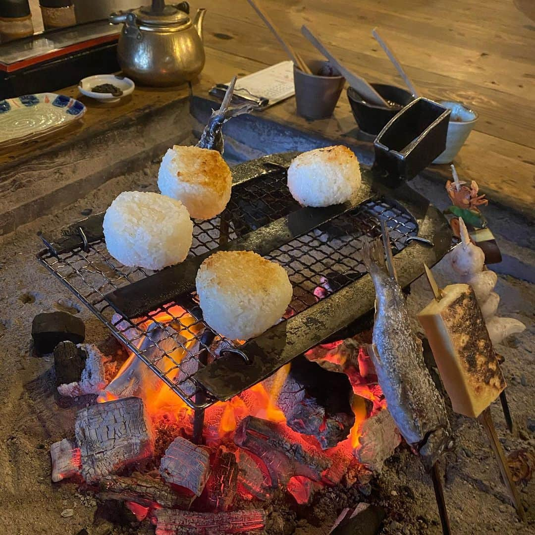 水川あさみさんのインスタグラム写真 - (水川あさみInstagram)「12月食欲が増す季節到来。 最近の美味しかったご飯たち。  🤤せいろ料理にハマっております。とにかくなんでも蒸す。簡単でおいしい。自家製の醤油麹つけて食べたら最高。 🤤京都の有名喫茶店の卵サンド 🤤窪田氏特製アクアパッツァ 🤤@ayu_ranranお手製のマロングラッセ 🤤炭で焼いて陽の力をいただく囲炉裏を囲んでほくほく 🤤ひとつひとつ手作りのシンプルでこだわりの材料のおつな 🤤突然出逢った仙人のような輝く人に、突然頂いたアイスクリーム。材料は甘酒、ココナッツミルク、ココアパウダー、醤油のみ 🤤生春巻き大好き 🤤目ん玉飛び出るマグロ 🤤友人が作る本場の愛情いっぱいタッカンマリ」12月17日 14時10分 - mizukawa_asami