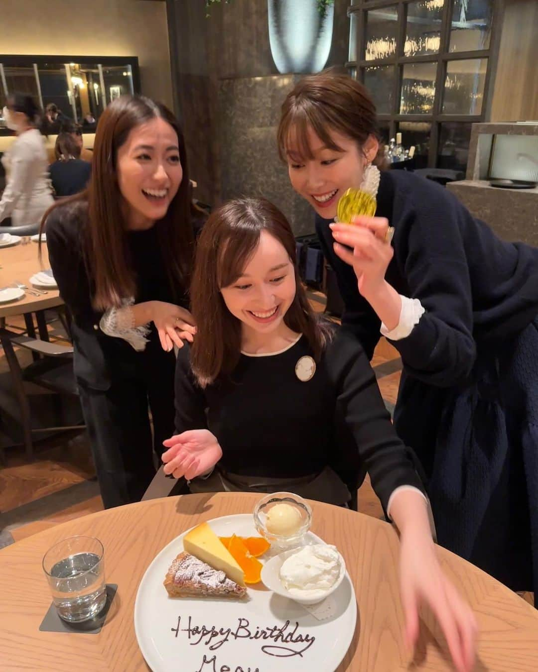 良原安美さんのインスタグラム写真 - (良原安美Instagram)「同期で、 メグのお誕生日おめでとうと、 忘年会を☺️🫶 ⁡ ⁡2枚目、 写真を撮っていたら、 お店の方が コインチョコレートを 沢山投げ込んでくださった🏅🍫笑 ⁡ ⁡ ⁡ #いつもありがとう #今年もありがとう #来年もよろしくね #同期ありがたや ⁡ #メグ金運アップの1年になりそうね♡ ⁡ #宇賀神メグ　アナウンサー #田村真子　アナウンサー」12月17日 15時43分 - yoshiharaami