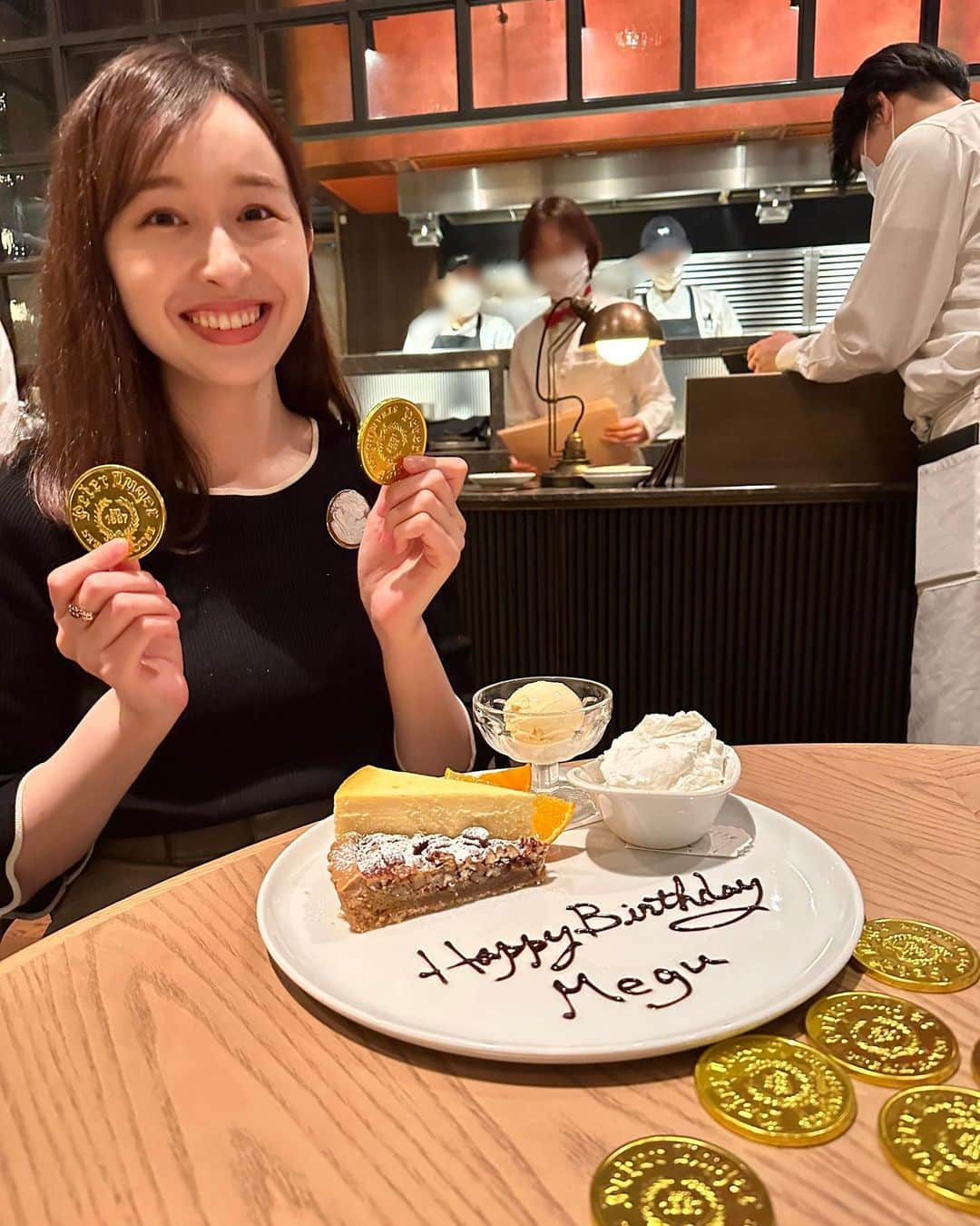 良原安美さんのインスタグラム写真 - (良原安美Instagram)「同期で、 メグのお誕生日おめでとうと、 忘年会を☺️🫶 ⁡ ⁡2枚目、 写真を撮っていたら、 お店の方が コインチョコレートを 沢山投げ込んでくださった🏅🍫笑 ⁡ ⁡ ⁡ #いつもありがとう #今年もありがとう #来年もよろしくね #同期ありがたや ⁡ #メグ金運アップの1年になりそうね♡ ⁡ #宇賀神メグ　アナウンサー #田村真子　アナウンサー」12月17日 15時43分 - yoshiharaami