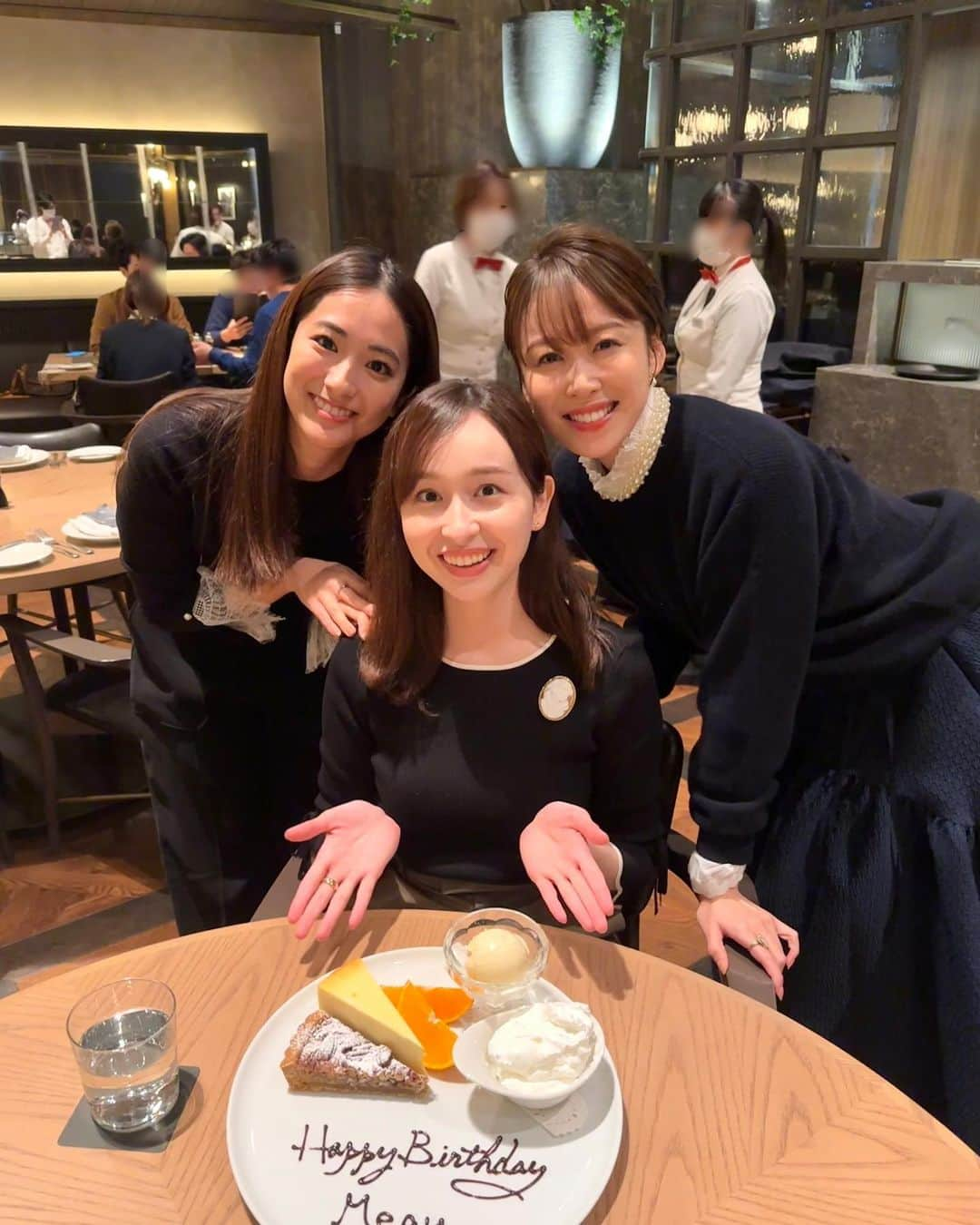 良原安美さんのインスタグラム写真 - (良原安美Instagram)「同期で、 メグのお誕生日おめでとうと、 忘年会を☺️🫶 ⁡ ⁡2枚目、 写真を撮っていたら、 お店の方が コインチョコレートを 沢山投げ込んでくださった🏅🍫笑 ⁡ ⁡ ⁡ #いつもありがとう #今年もありがとう #来年もよろしくね #同期ありがたや ⁡ #メグ金運アップの1年になりそうね♡ ⁡ #宇賀神メグ　アナウンサー #田村真子　アナウンサー」12月17日 15時43分 - yoshiharaami