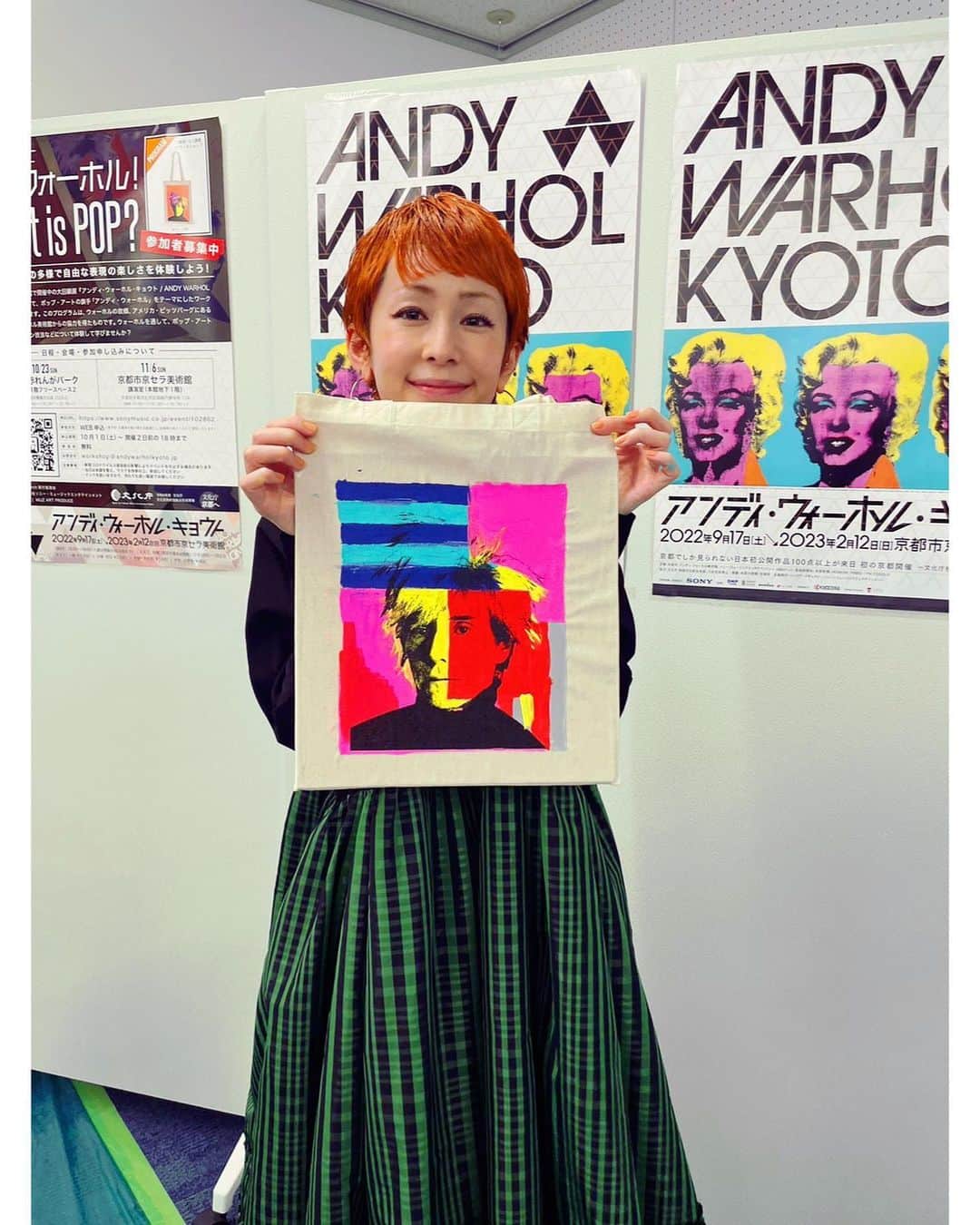 木村カエラさんのインスタグラム写真 - (木村カエラInstagram)「本日！12月17日(土)夜10時、テレビ東京系列にて放送される「新美の巨人たち」に木村カエラが出演します！  撮影の中で、ワークショップに参加して、 ウォーホルが芸術表現として用いたシルクスクリーンの技法を使い、オリジナルのトートバッグを作りました。  どのようにシルクスクリーンを使って作品を描いていたのか！ 私もなるほどー！と思いました！  #アンディウォーホル展  #新美の巨人たち  ぜひご覧ください。」12月17日 16時30分 - kaela_official