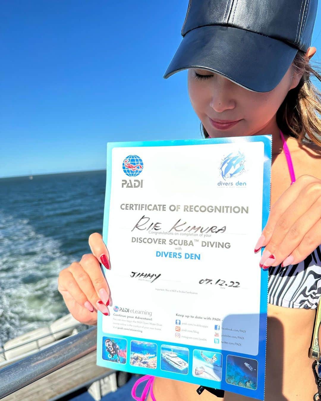 木村理恵さんのインスタグラム写真 - (木村理恵Instagram)「🛳💙🇦🇺  ダイビング🤿は @divers_den の大きな船でグレートバリアリーフへ向かったよ💓 大体40人〜50人くらいいたかな🥹✨  1番上にこんな寝っ転がれる所発見👀📸 めちゃ最高〜❤️  Tシャツ👕も頂いてめちゃ嬉しかった🥰 ありがとうございます❣️  最後にはジミーさんから、 ここで潜ったよ🤿証明書頂きました😭❤️嬉しい〜✨ ジミーさんに沢山教わった事は忘れません‼️🔥 @naokijimmy_yoshihashi   ダイビング後の🍻も最高だったなぁ🥹🥹  船降りた後は、divers denのスタッフさん達と📸皆撮り慣れてないですか？🤭  最高な思い出ありがとうございました🐠🪸❤️ @divers_den   #オーストラリア #オーストラリア旅行  #greatbarrierreef #diving #divingphoto  #diversden  #ダイビング #グレートバリアリーフ  #グレートバリアリーフダイビング  #ダイビング女子 #世界遺産 #australia #cairns#cairnsaustralia #cairns#ケアンズ旅行#ケアンズ #ケアンズ大好き#ケアンズ女子旅  #australiagram #japanesgirl #女子旅 #女子旅行#海外旅行#ビキニ #bikini#swimsuit#bajurenang#bikinigirl」12月17日 16時59分 - rierienari1229