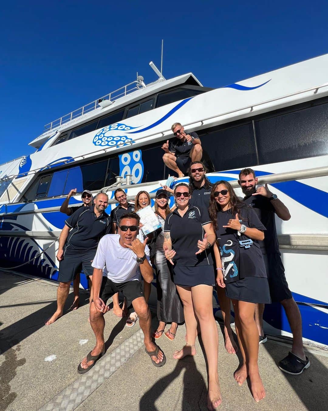 木村理恵さんのインスタグラム写真 - (木村理恵Instagram)「🛳💙🇦🇺  ダイビング🤿は @divers_den の大きな船でグレートバリアリーフへ向かったよ💓 大体40人〜50人くらいいたかな🥹✨  1番上にこんな寝っ転がれる所発見👀📸 めちゃ最高〜❤️  Tシャツ👕も頂いてめちゃ嬉しかった🥰 ありがとうございます❣️  最後にはジミーさんから、 ここで潜ったよ🤿証明書頂きました😭❤️嬉しい〜✨ ジミーさんに沢山教わった事は忘れません‼️🔥 @naokijimmy_yoshihashi   ダイビング後の🍻も最高だったなぁ🥹🥹  船降りた後は、divers denのスタッフさん達と📸皆撮り慣れてないですか？🤭  最高な思い出ありがとうございました🐠🪸❤️ @divers_den   #オーストラリア #オーストラリア旅行  #greatbarrierreef #diving #divingphoto  #diversden  #ダイビング #グレートバリアリーフ  #グレートバリアリーフダイビング  #ダイビング女子 #世界遺産 #australia #cairns#cairnsaustralia #cairns#ケアンズ旅行#ケアンズ #ケアンズ大好き#ケアンズ女子旅  #australiagram #japanesgirl #女子旅 #女子旅行#海外旅行#ビキニ #bikini#swimsuit#bajurenang#bikinigirl」12月17日 16時59分 - rierienari1229