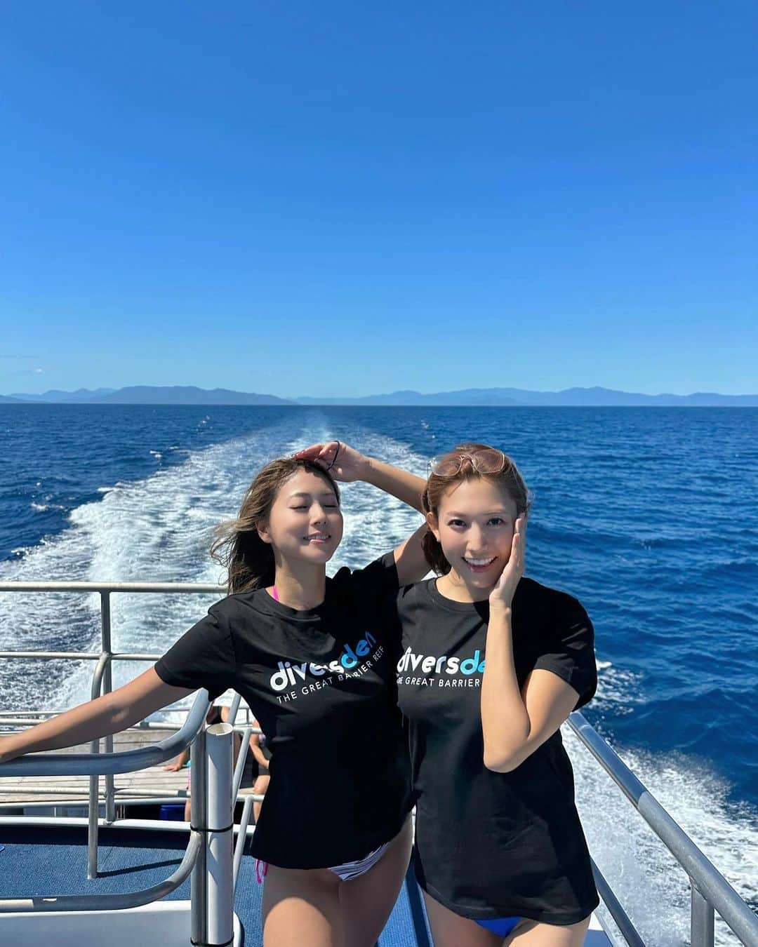 木村理恵さんのインスタグラム写真 - (木村理恵Instagram)「🛳💙🇦🇺  ダイビング🤿は @divers_den の大きな船でグレートバリアリーフへ向かったよ💓 大体40人〜50人くらいいたかな🥹✨  1番上にこんな寝っ転がれる所発見👀📸 めちゃ最高〜❤️  Tシャツ👕も頂いてめちゃ嬉しかった🥰 ありがとうございます❣️  最後にはジミーさんから、 ここで潜ったよ🤿証明書頂きました😭❤️嬉しい〜✨ ジミーさんに沢山教わった事は忘れません‼️🔥 @naokijimmy_yoshihashi   ダイビング後の🍻も最高だったなぁ🥹🥹  船降りた後は、divers denのスタッフさん達と📸皆撮り慣れてないですか？🤭  最高な思い出ありがとうございました🐠🪸❤️ @divers_den   #オーストラリア #オーストラリア旅行  #greatbarrierreef #diving #divingphoto  #diversden  #ダイビング #グレートバリアリーフ  #グレートバリアリーフダイビング  #ダイビング女子 #世界遺産 #australia #cairns#cairnsaustralia #cairns#ケアンズ旅行#ケアンズ #ケアンズ大好き#ケアンズ女子旅  #australiagram #japanesgirl #女子旅 #女子旅行#海外旅行#ビキニ #bikini#swimsuit#bajurenang#bikinigirl」12月17日 16時59分 - rierienari1229