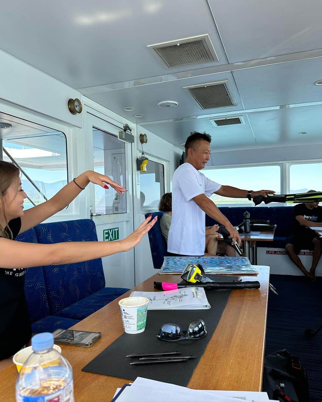 木村理恵さんのインスタグラム写真 - (木村理恵Instagram)「🛳💙🇦🇺  ダイビング🤿は @divers_den の大きな船でグレートバリアリーフへ向かったよ💓 大体40人〜50人くらいいたかな🥹✨  1番上にこんな寝っ転がれる所発見👀📸 めちゃ最高〜❤️  Tシャツ👕も頂いてめちゃ嬉しかった🥰 ありがとうございます❣️  最後にはジミーさんから、 ここで潜ったよ🤿証明書頂きました😭❤️嬉しい〜✨ ジミーさんに沢山教わった事は忘れません‼️🔥 @naokijimmy_yoshihashi   ダイビング後の🍻も最高だったなぁ🥹🥹  船降りた後は、divers denのスタッフさん達と📸皆撮り慣れてないですか？🤭  最高な思い出ありがとうございました🐠🪸❤️ @divers_den   #オーストラリア #オーストラリア旅行  #greatbarrierreef #diving #divingphoto  #diversden  #ダイビング #グレートバリアリーフ  #グレートバリアリーフダイビング  #ダイビング女子 #世界遺産 #australia #cairns#cairnsaustralia #cairns#ケアンズ旅行#ケアンズ #ケアンズ大好き#ケアンズ女子旅  #australiagram #japanesgirl #女子旅 #女子旅行#海外旅行#ビキニ #bikini#swimsuit#bajurenang#bikinigirl」12月17日 16時59分 - rierienari1229