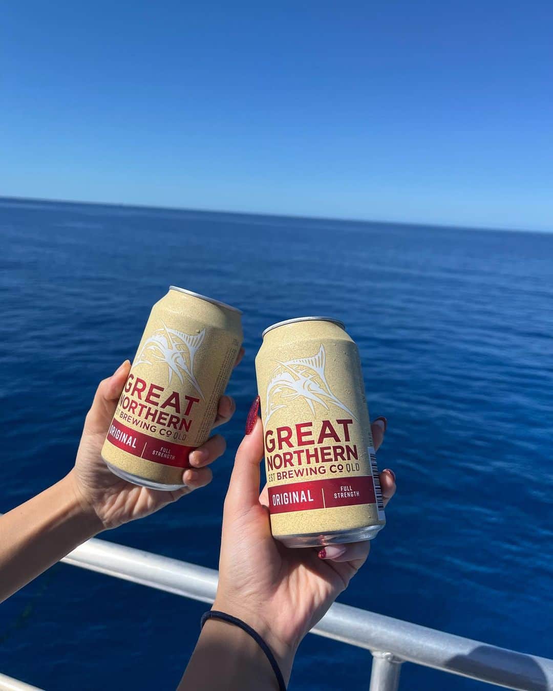 木村理恵さんのインスタグラム写真 - (木村理恵Instagram)「🛳💙🇦🇺  ダイビング🤿は @divers_den の大きな船でグレートバリアリーフへ向かったよ💓 大体40人〜50人くらいいたかな🥹✨  1番上にこんな寝っ転がれる所発見👀📸 めちゃ最高〜❤️  Tシャツ👕も頂いてめちゃ嬉しかった🥰 ありがとうございます❣️  最後にはジミーさんから、 ここで潜ったよ🤿証明書頂きました😭❤️嬉しい〜✨ ジミーさんに沢山教わった事は忘れません‼️🔥 @naokijimmy_yoshihashi   ダイビング後の🍻も最高だったなぁ🥹🥹  船降りた後は、divers denのスタッフさん達と📸皆撮り慣れてないですか？🤭  最高な思い出ありがとうございました🐠🪸❤️ @divers_den   #オーストラリア #オーストラリア旅行  #greatbarrierreef #diving #divingphoto  #diversden  #ダイビング #グレートバリアリーフ  #グレートバリアリーフダイビング  #ダイビング女子 #世界遺産 #australia #cairns#cairnsaustralia #cairns#ケアンズ旅行#ケアンズ #ケアンズ大好き#ケアンズ女子旅  #australiagram #japanesgirl #女子旅 #女子旅行#海外旅行#ビキニ #bikini#swimsuit#bajurenang#bikinigirl」12月17日 16時59分 - rierienari1229