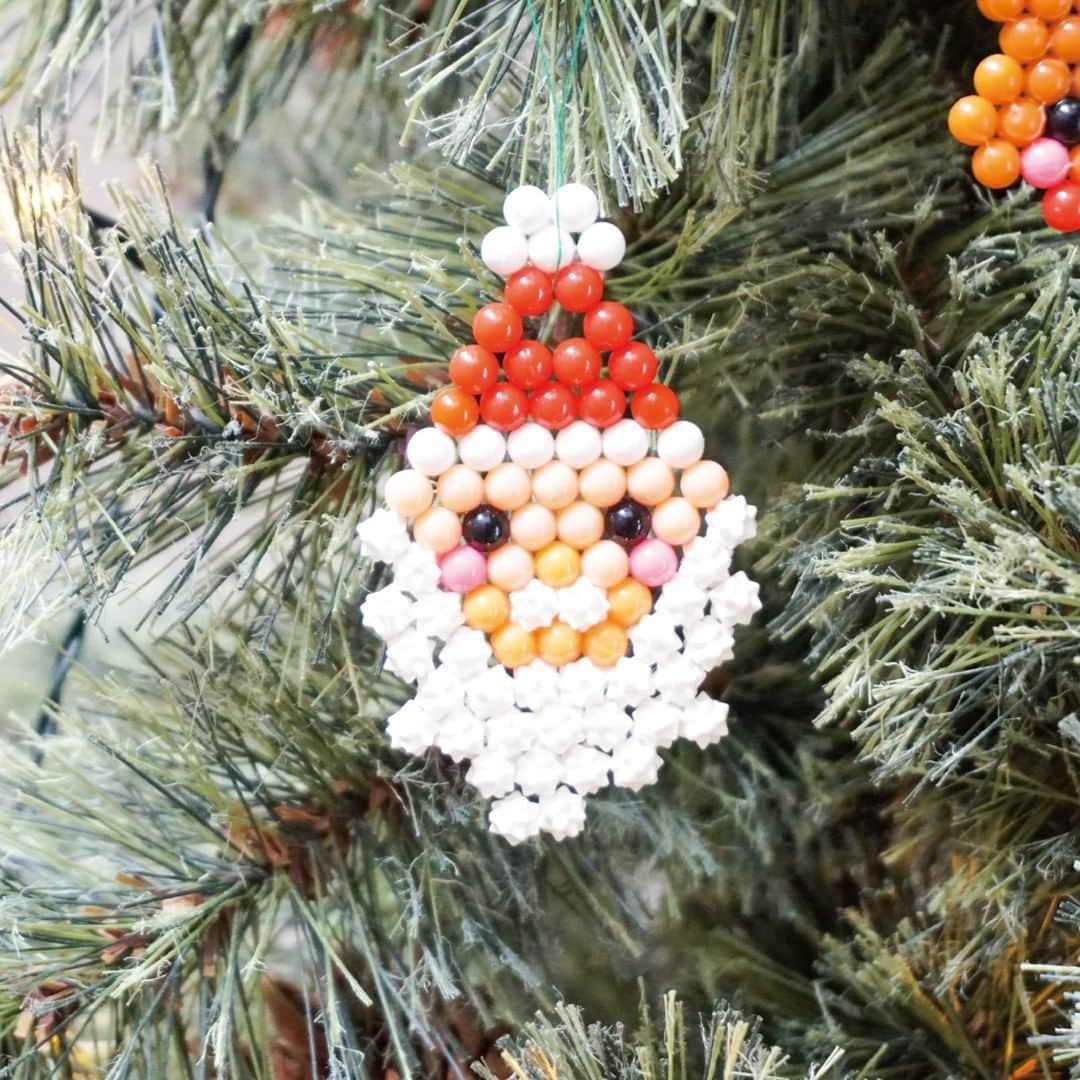 アクアビーズ公式さんのインスタグラム写真 - (アクアビーズ公式Instagram)「アクアビーズで作った作品を、クリスマスツリーに飾ってみました🎄  透明のケースに小さな作品を詰めて飾っても、かわいくなりますよ✨  色々な飾り方があるので、ぜひチャレンジしてくださいね♪  #アクアビーズ #aquabeads #ビーズ #beads #おうち時間 #アクアビーズアレンジ #エポック社 #クリスマス #christmas #happyholidays 　 #クリスマスツリー #オーナメント」12月17日 18時00分 - epoch1958_jp