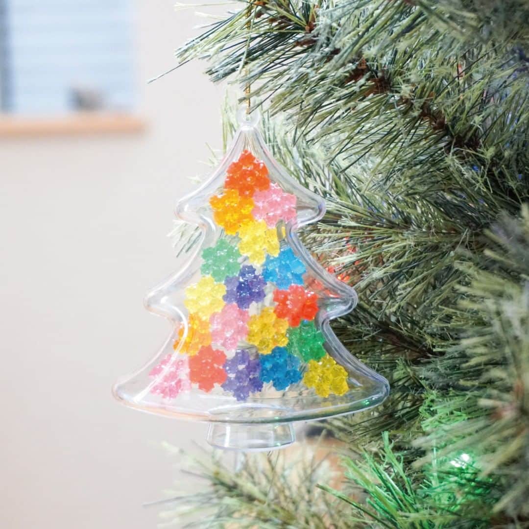 アクアビーズ公式さんのインスタグラム写真 - (アクアビーズ公式Instagram)「アクアビーズで作った作品を、クリスマスツリーに飾ってみました🎄  透明のケースに小さな作品を詰めて飾っても、かわいくなりますよ✨  色々な飾り方があるので、ぜひチャレンジしてくださいね♪  #アクアビーズ #aquabeads #ビーズ #beads #おうち時間 #アクアビーズアレンジ #エポック社 #クリスマス #christmas #happyholidays 　 #クリスマスツリー #オーナメント」12月17日 18時00分 - epoch1958_jp