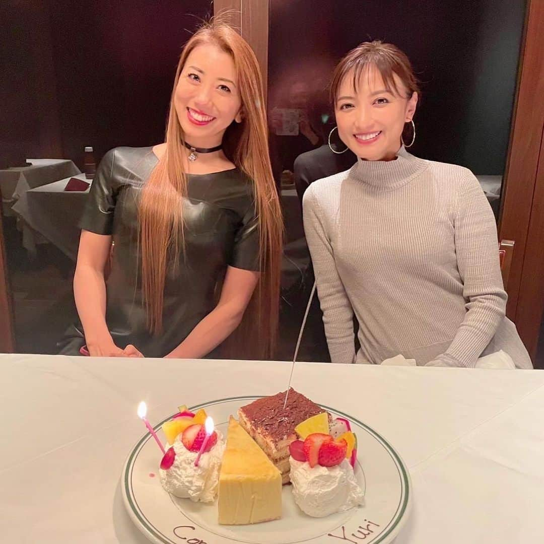 安井友梨さんのインスタグラム写真 - (安井友梨Instagram)「楽しみにしていた方々と、 お会いできました😭😭  上品さと知性があふれる、 まさに、私の憧れの女性 望月理恵アナ💗💗 @mochiee28   この日は、 心の声をつたえる 素敵な会話術について㊙️㊙️㊙️  目から鱗で、、 そんな事まで気遣われて お話を展開されていくのかと、、 日本を代表するアナウンサー㊙️  本当に驚きました🫢🫢🫢  一緒に過ごさせて頂く間中ずっと 心にメモメモ📝してました㊙️  望月アナは、、可憐で美しくて いつも、常に、周りを明るく 前向きな気持ちにさせる 魔法使いのような人なんです。  それはなぜか、、、  望月アナを観察していると、、  【笑顔で、常にご機嫌‼️】  すると、、気づいたら  私たち周りも笑顔でご機嫌に㊙️望月アナが、知らず知らずに、皆にご機嫌を配ってくださってる  私自身がまずは笑顔で、 いつもご機嫌でいること㊙️㊙️  そうすると、、、  自分自身も、  周りも幸せになる㊙️㊙️㊙️❤️‍🔥  望月アナの穏やかで優しい happyなオーラ空気感の理由。  晴れた日もあれば、 雨の日もあるし。  笑いたい時もあれば、 泣きたい時もある。  辛い日も苦しい日もある。  人間だから、 感情の浮き沈みする日もある。  誰もが自分のことで毎日精一杯。  誰かにしてもらうのを待つより、 自分で自分を励まし、 ご機嫌は自分でとるように。  何かをするにしても、 自分からポジティブに取り組む 言い訳をつけて嫌々になるのは、 結果はもちろん、楽しさが違う。  出会いを楽しまないと、 小さな事に幸せを見つけながら、 自分でご機嫌にやっていかないと  結局、周りも、 ご機嫌じゃなくなっちゃうなと。  だから望月アナの周りには 愛が溢れて、笑顔溢れる。  それは望月アナが、、 自分の機嫌を常に盛り上げる 見えない努力があるから。  いつまでも憧れの人。 日本の宝です❤️‍🔥❤️‍🔥❤️‍🔥🥹🥹  出会いに心から感謝。 本当にありがとうございました  @mochiee28  #望月理恵 #憧れ  #憧れの女性  #ご機嫌  #ご機嫌に生きる  #ビキニフィットネス」12月17日 18時15分 - yuri.yasui.98