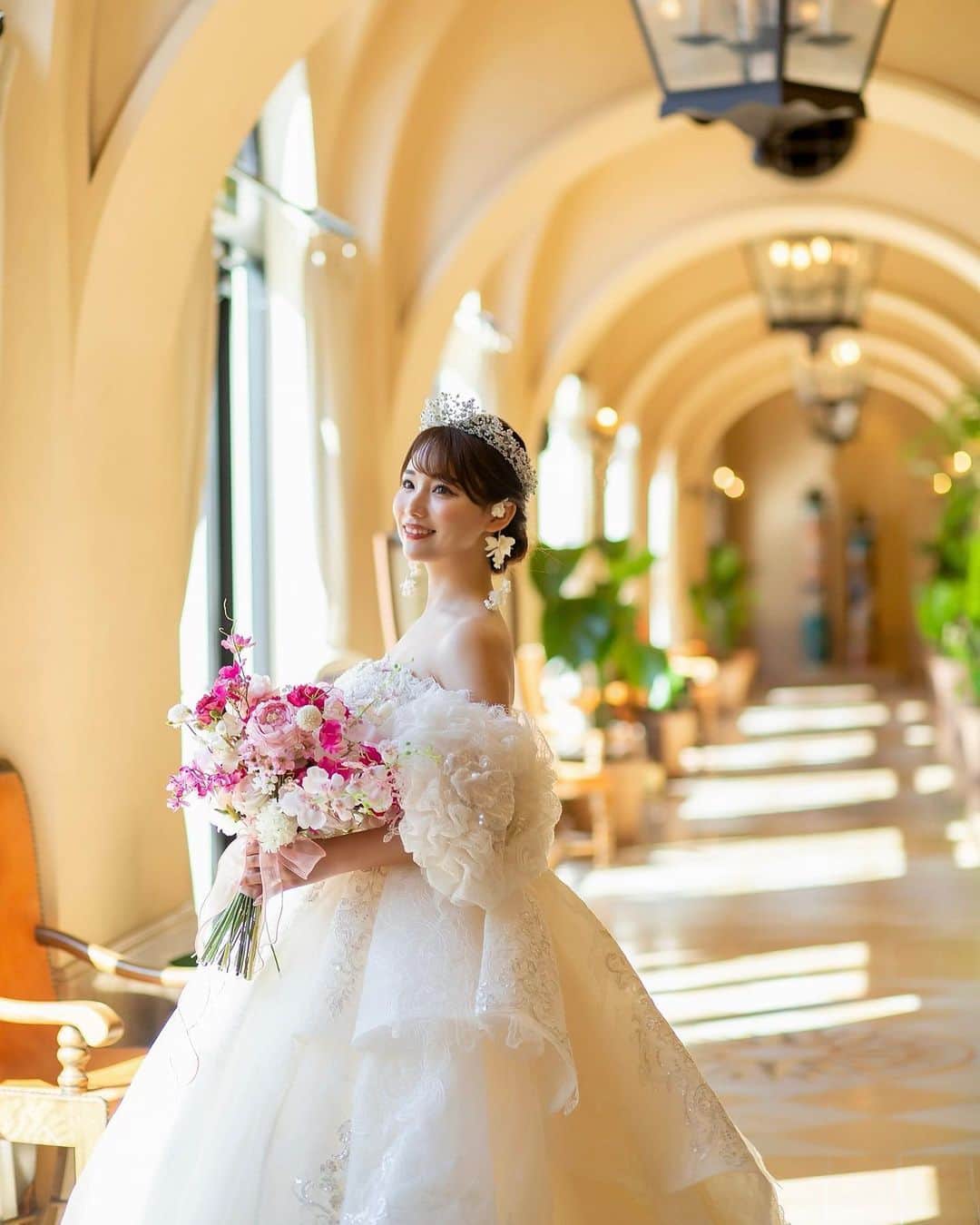 加藤里奈さんのインスタグラム写真 - (加藤里奈Instagram)「⋆  日光ホテルアリビラでの撮影📸💓  ロケーション本当に素敵なので 追加してよかった〜🫣  #プレ花嫁 #花嫁 #沖縄婚 #リゾート婚 #ブーケ #結婚式  #東海プレ花嫁  #ウエディングドレス  #ウェディングドレス選び #thehany #2022冬婚 #2023春婚 #披露宴 #披露宴会場コーディネート #卒花嫁 #プレ花嫁準備 #プレ花嫁ダイエット #プレ花嫁2023 #ウェディング前撮り #ウェディング撮影 #ウェディングフォト  #沖縄挙式 #カラードレス #ラソールガーデンアリビラ #花嫁ヘアスタイル #ドレス迷子 #卒花嫁レポ #ゼクシィ」12月17日 18時19分 - katoco0326
