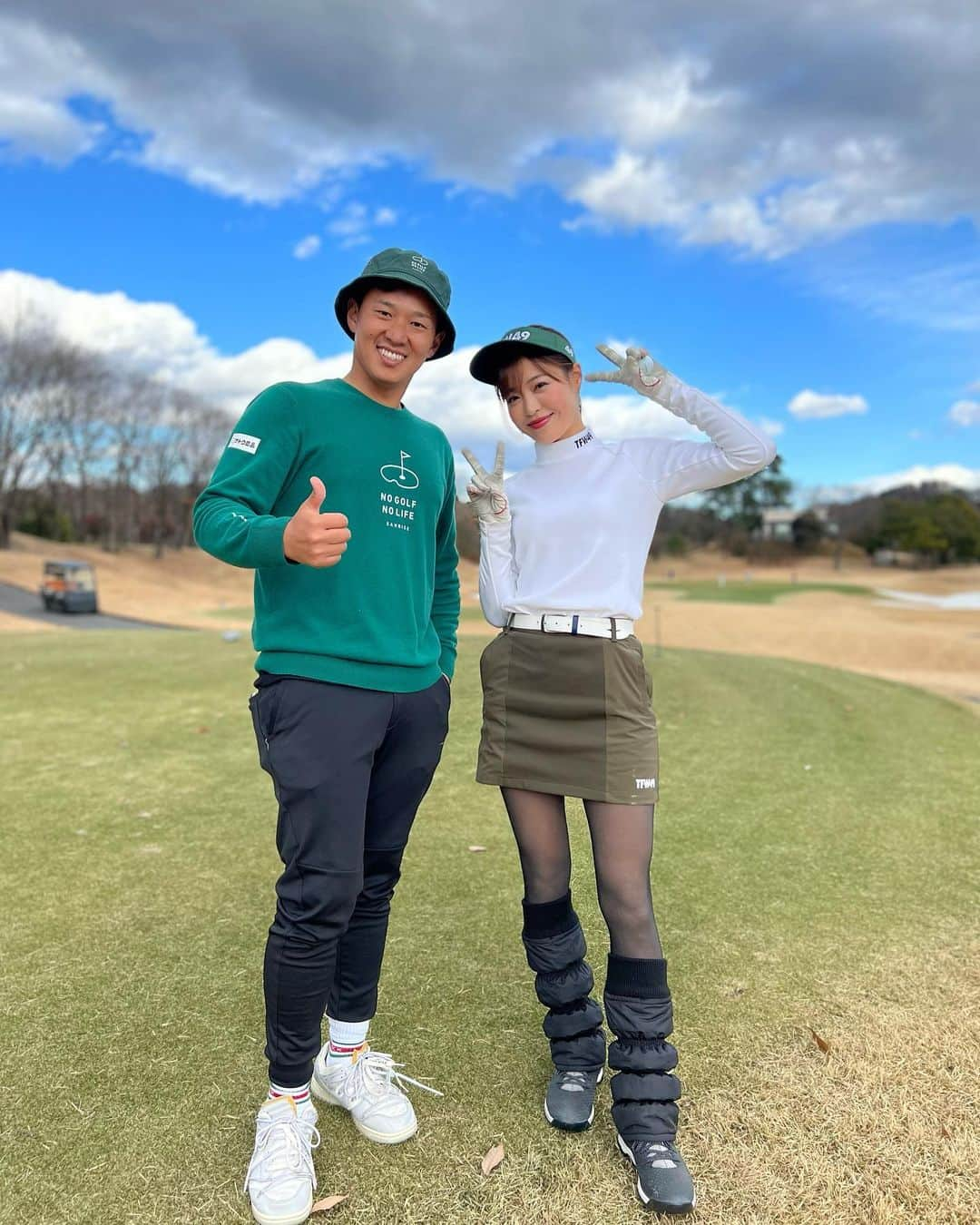 高橋としみさんのインスタグラム写真 - (高橋としみInstagram)「みなさん昨日はUUUMGOLFの生配信 見てくれましたかー？😊 配信後　@tfw49 さんのプロアマに 参加してきました🏌️‍♀️⛳️✨  写真はニアピンホールにいらした中西プロ✨ グリーン待ちの間に写真撮って頂きました😊 2枚目は昭和のギャルを再現🤣🤣  動画 １つ目#大西翔太　ツアープロコーチ ２つ目#角海利　プロ ３つ目#遠藤健太　プロ お三方は何ホールか一緒に回ってくれて ４つ目#片岡尚之　プロ ５つ目#中西直人　プロ お二人はニアピンホールいらして なんとも贅沢なプロアマでした😦  プロのショットを間近に見れて アドバイスも聞けて、 来年も開催されたらぜひ オススメしたいコンペです😊  TFW49のウェアもスタイリッシュで 本当にかわいい🥰❤️ 動きやすく、スタイル良く見せてくれるので 皆さんもぜひ手に取ってみてください⛳️  私のゴルフはというと、、悲惨でした🥲  #ゴルフ#ゴルフ女子#ゴルフウェア#tfw49 #ゴルフコーデ#golf#theraysum」12月17日 18時32分 - toshimi_1002